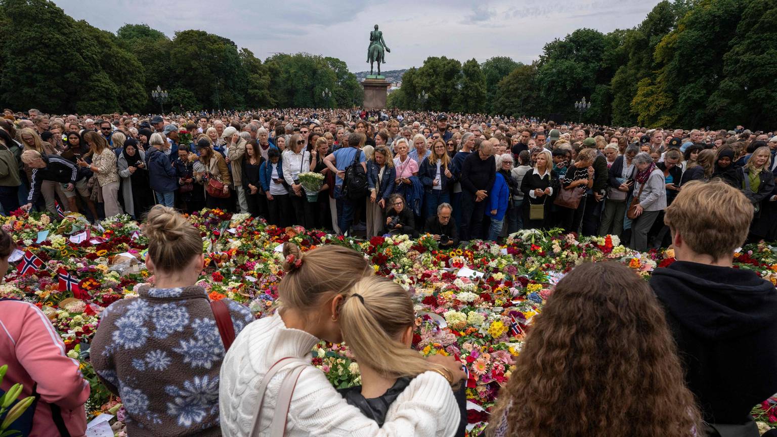 Nach dem Tod von König Harald V. haben sich zahlreiche Menschen vor dem Königlichen Schloss Oslo versammelt, um zu trauern und Blumen abzulegen.
