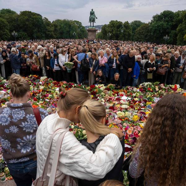 Nach dem Tod von König Harald V. haben sich zahlreiche Menschen vor dem Königlichen Schloss Oslo versammelt, um zu trauern und Blumen abzulegen.