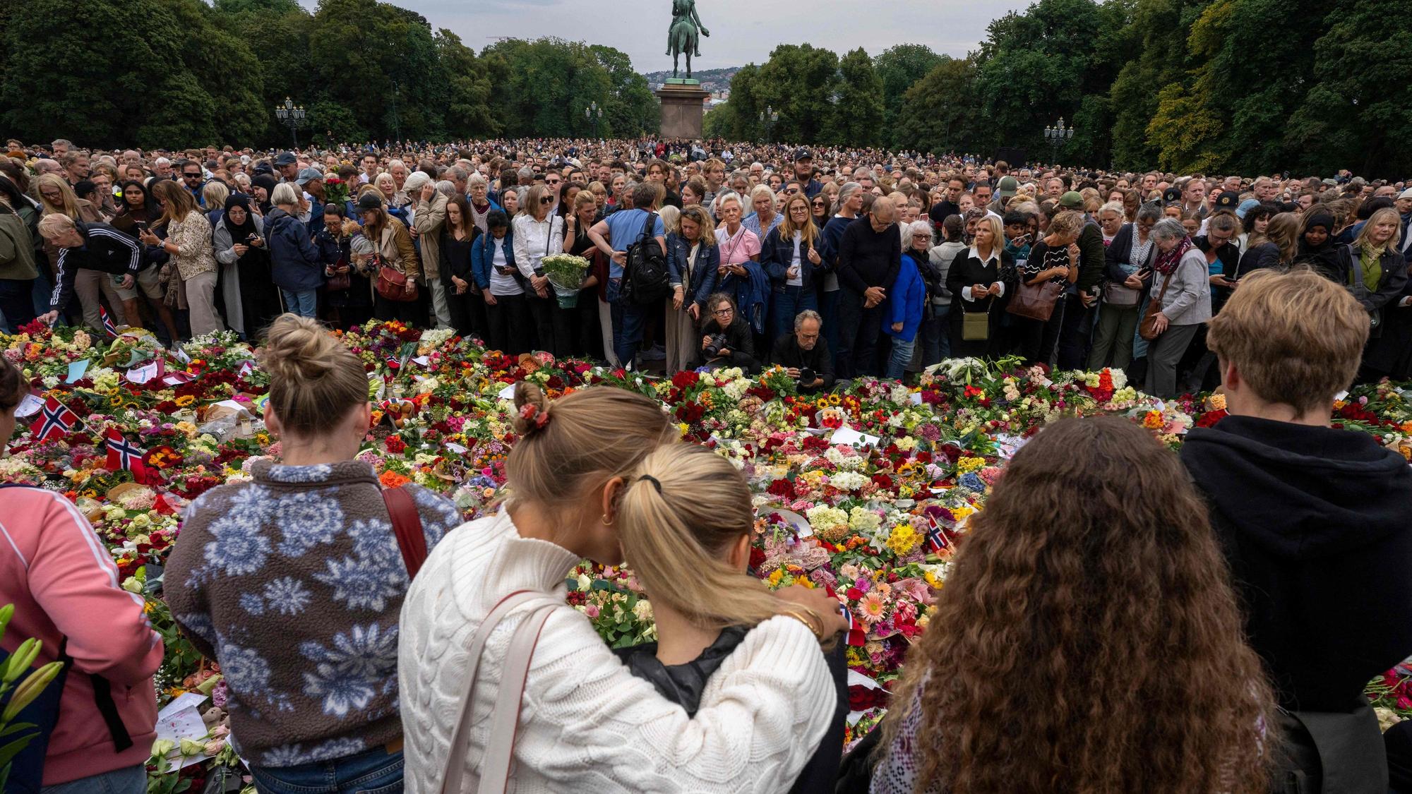 Nach dem Tod von König Harald V. haben sich zahlreiche Menschen vor dem Königlichen Schloss Oslo versammelt, um zu trauern und Blumen abzulegen.