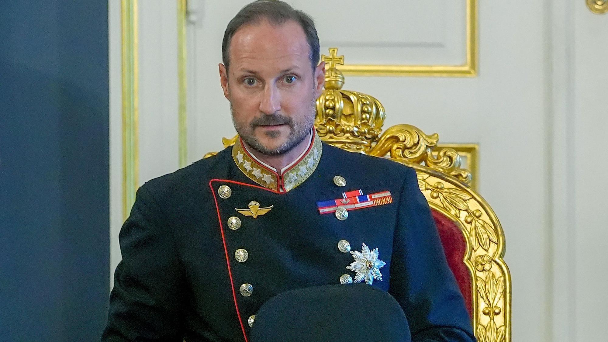 König Haakon VIII. von Norwegen sitzt am 28. August 2026 im Königspalast in Oslo an der Spitze des Tisches bei einer außerordentlichen Kabinettssitzung nach dem Tod von König Harald V. von Norwegen.