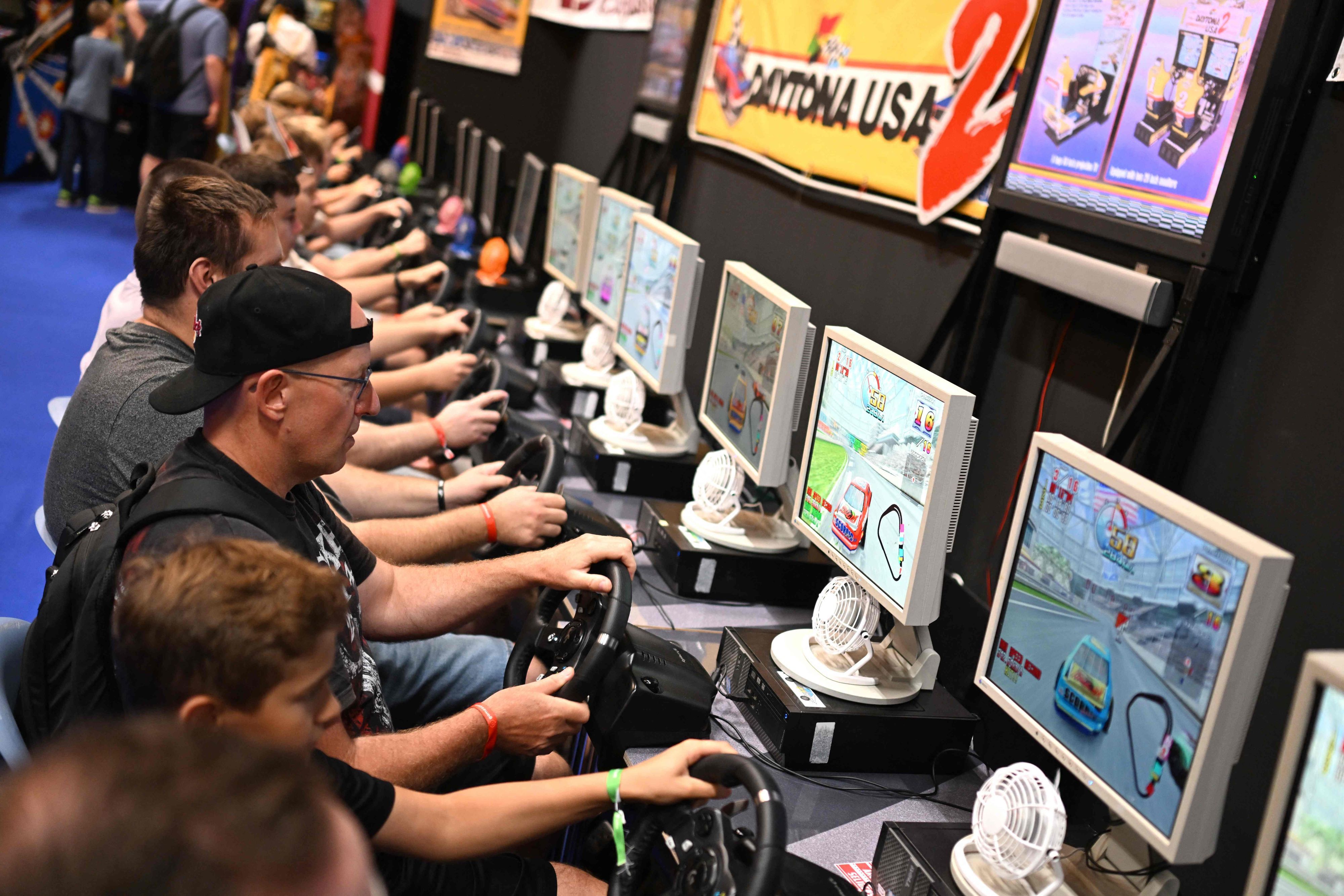 Eine Reihe von Gamern spielt im Rahmen der Gamescom Retro-Spiele.