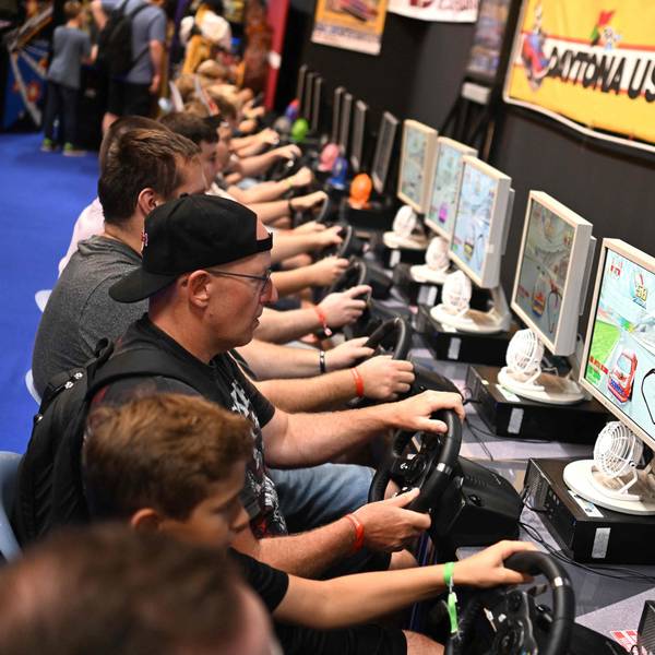 Eine Reihe von Gamern spielt im Rahmen der Gamescom Retro-Spiele.