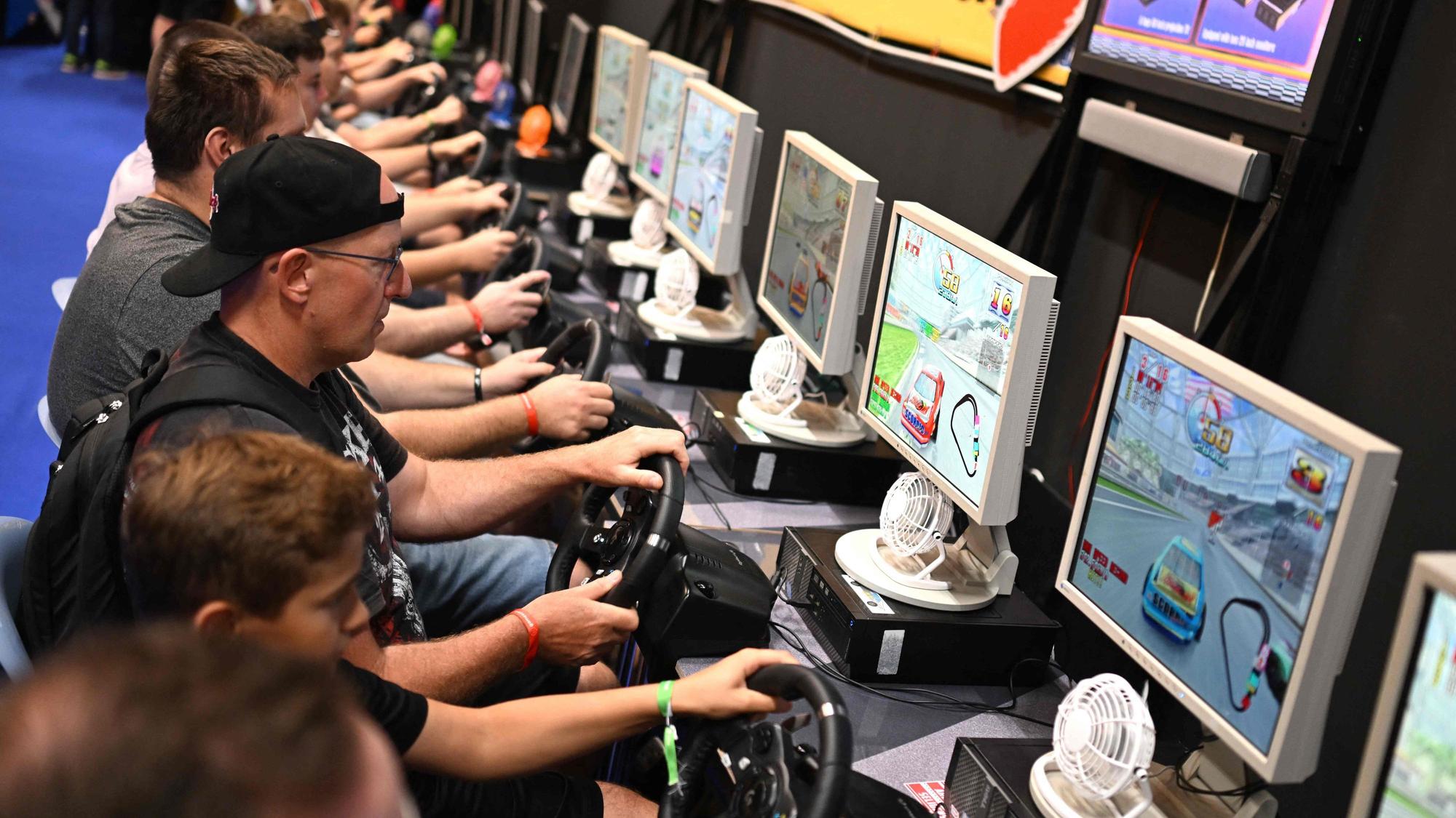 Eine Reihe von Gamern spielt im Rahmen der Gamescom Retro-Spiele.