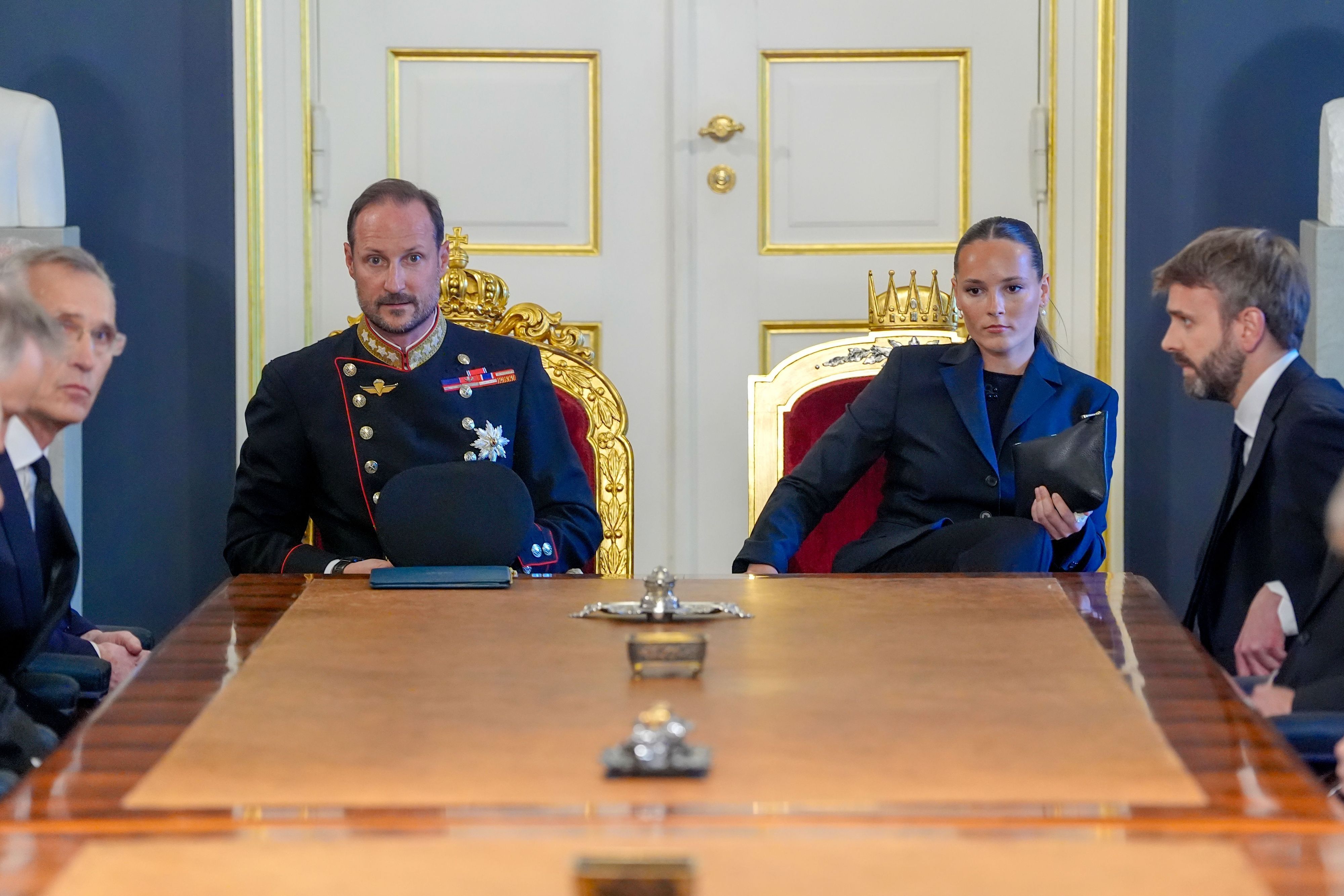 Die Regierung tritt am Freitag nach dem Tod von König Harald V. zu einer außerordentlichen Kabinettssitzung im Palast in Anwesenheit des neuen norwegischen Königs und bisherigen Kronprinzen Haakon (l) und seiner Tochter Ingrid Alexandra (r) zusammen.