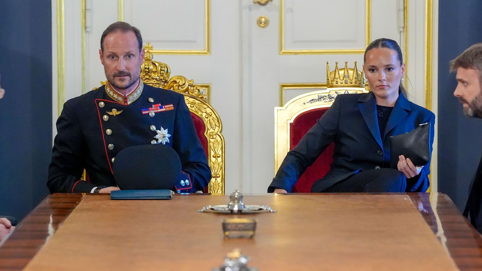 Die Regierung tritt am Freitag nach dem Tod von König Harald V. zu einer außerordentlichen Kabinettssitzung im Palast in Anwesenheit des neuen norwegischen Königs und bisherigen Kronprinzen Haakon (l) und seiner Tochter Ingrid Alexandra (r) zusammen.
