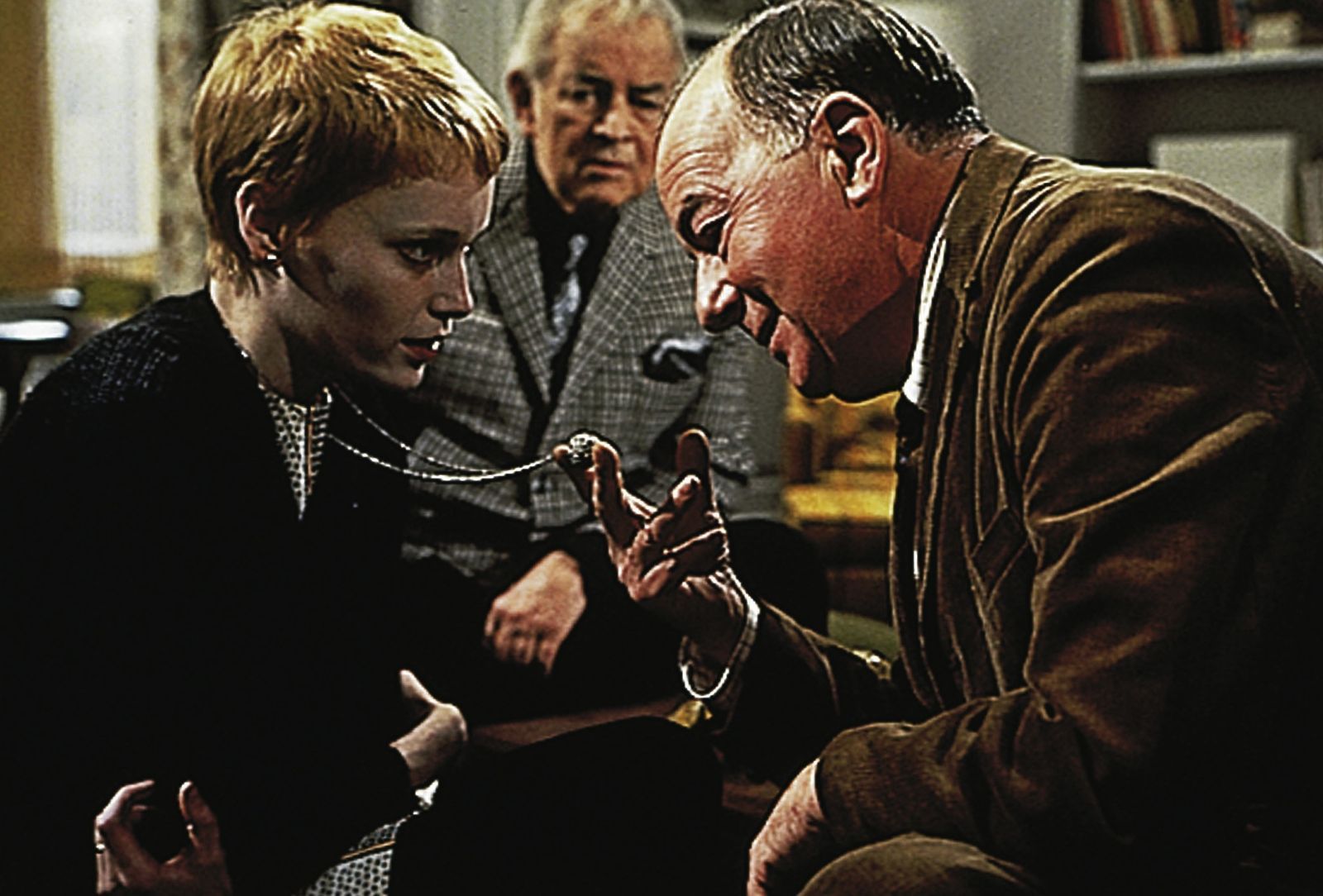 Rosemaries (Mia Farrow) Schwangerschaft ruft auch die Kirche auf den Plan. (Bild: Paramount)