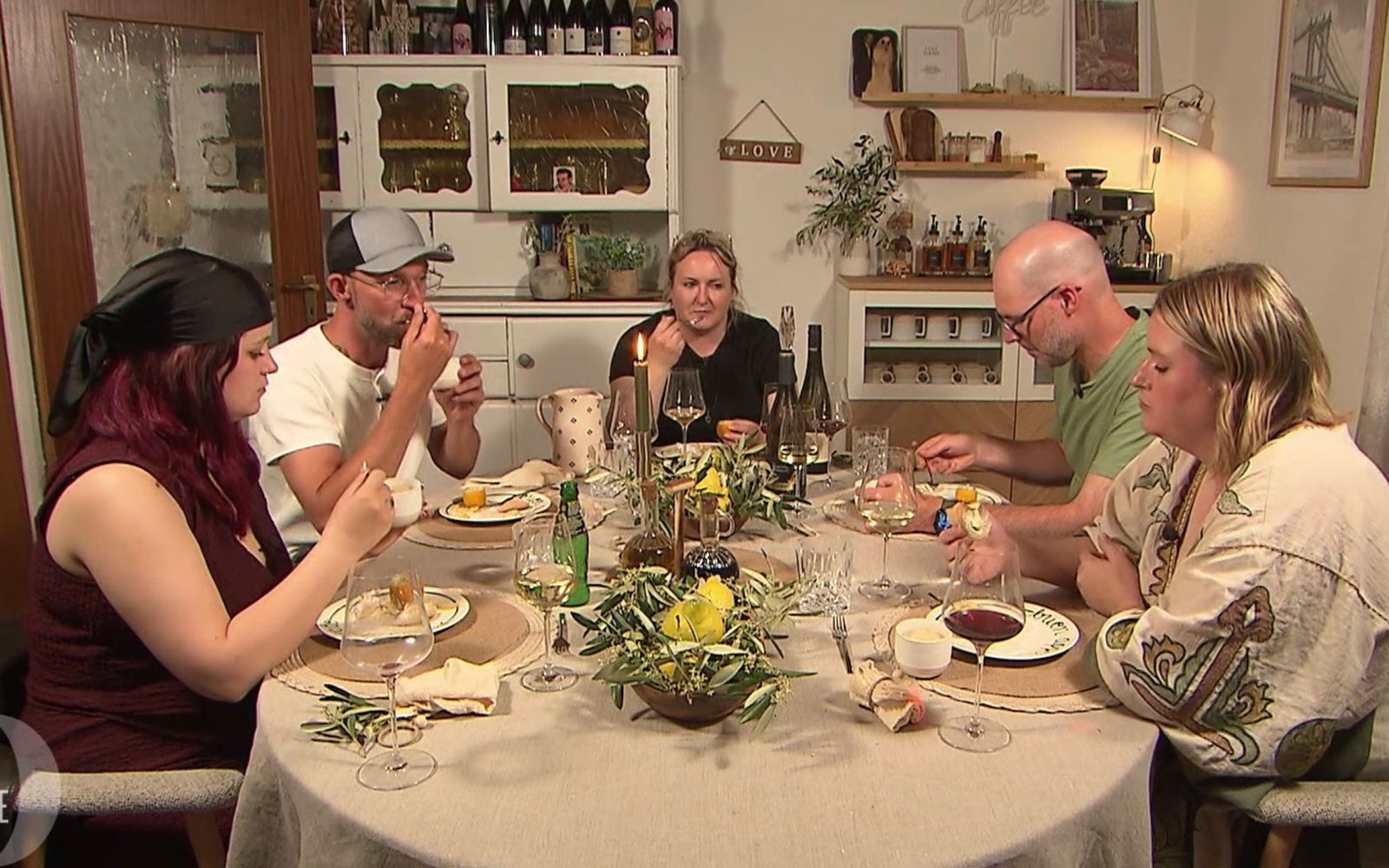 An Tag 4 trifft sich die Pfälzer Dinner-Runde bei Lorene (Mitte) in Landau. (Bild: RTL)