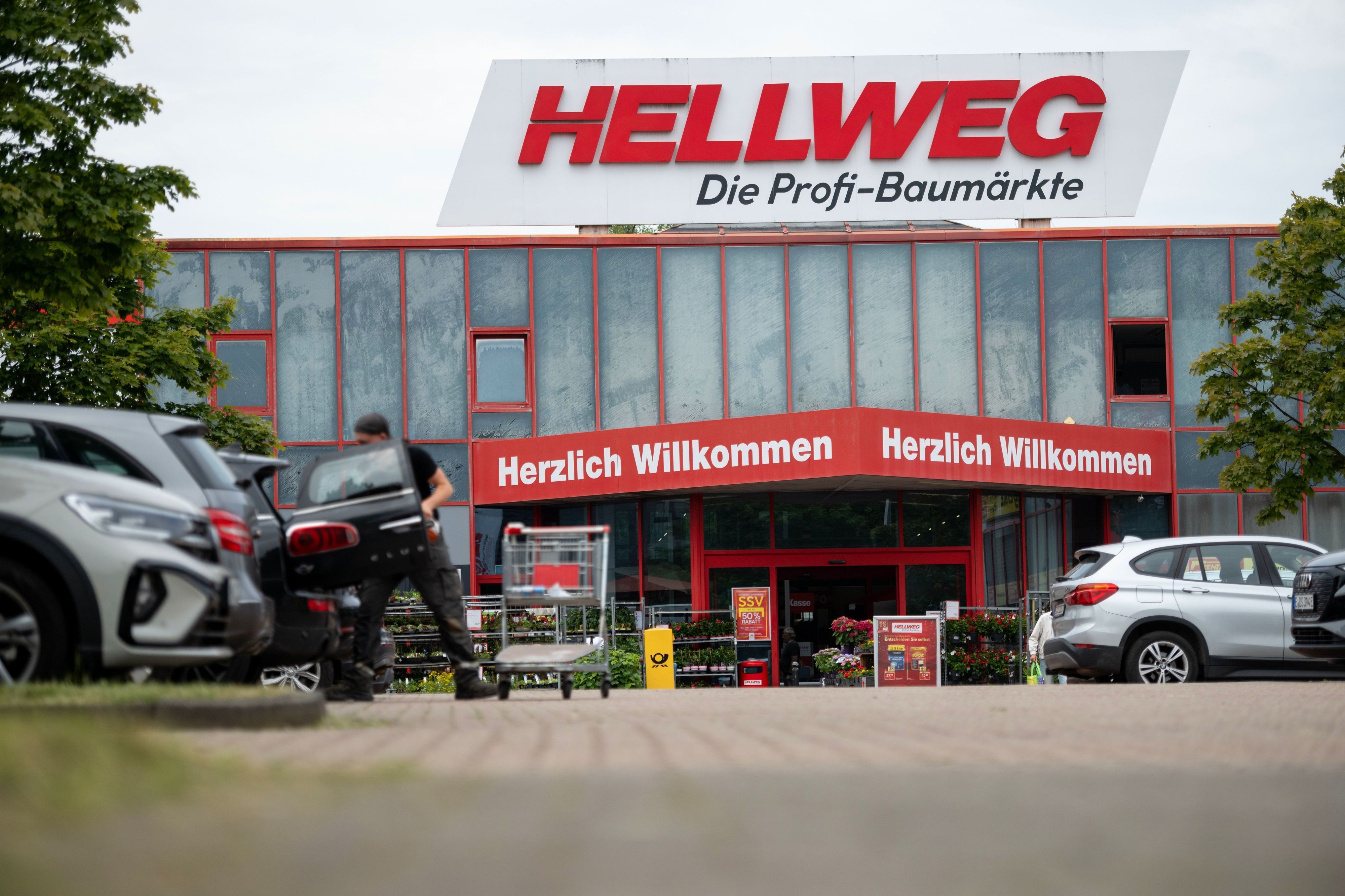 Der Eingang einer Filiale der Baumarktkette Hellweg. (Archivfoto)