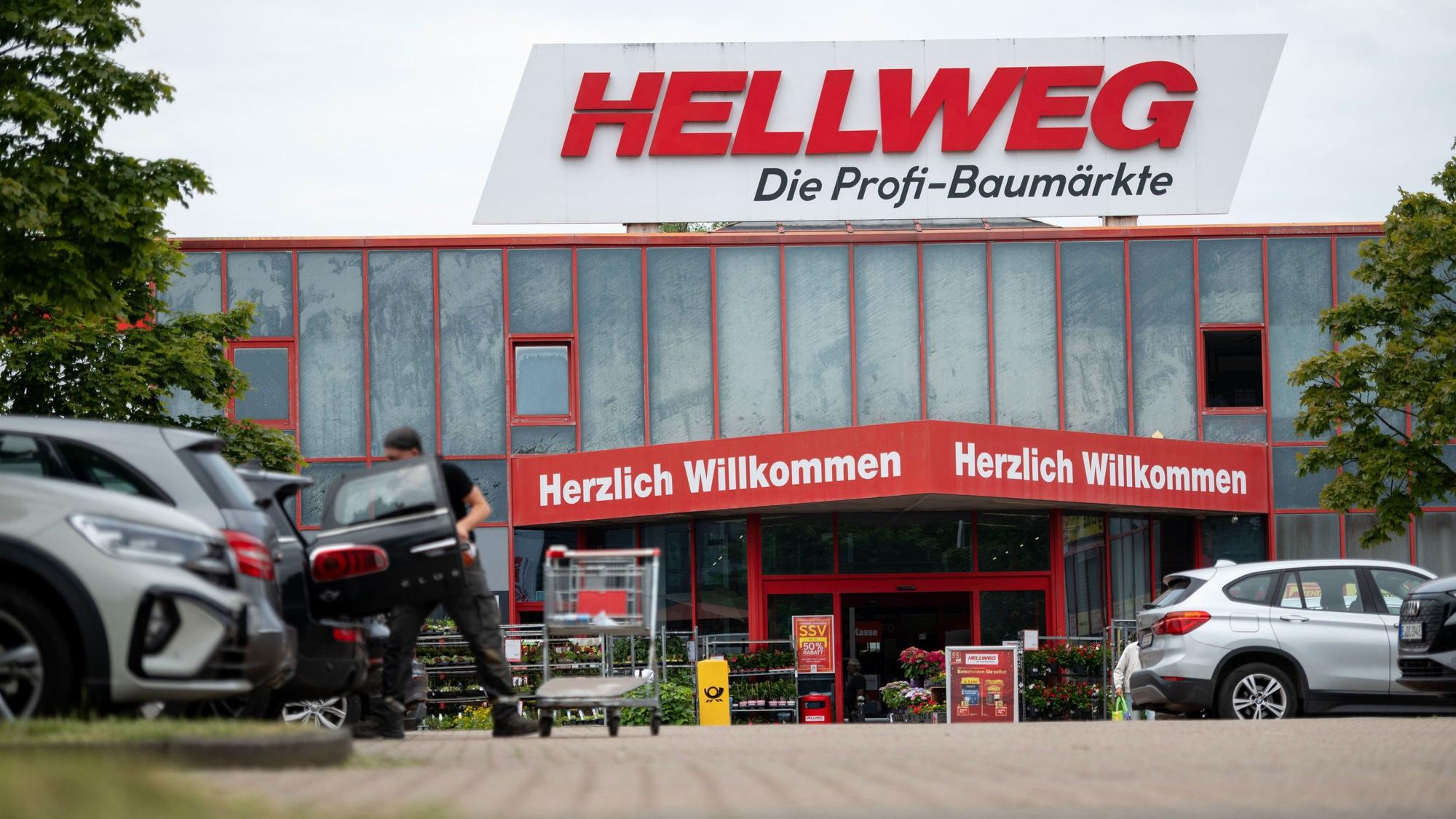 Der Eingang einer Filiale der Baumarktkette Hellweg. (Archivfoto)