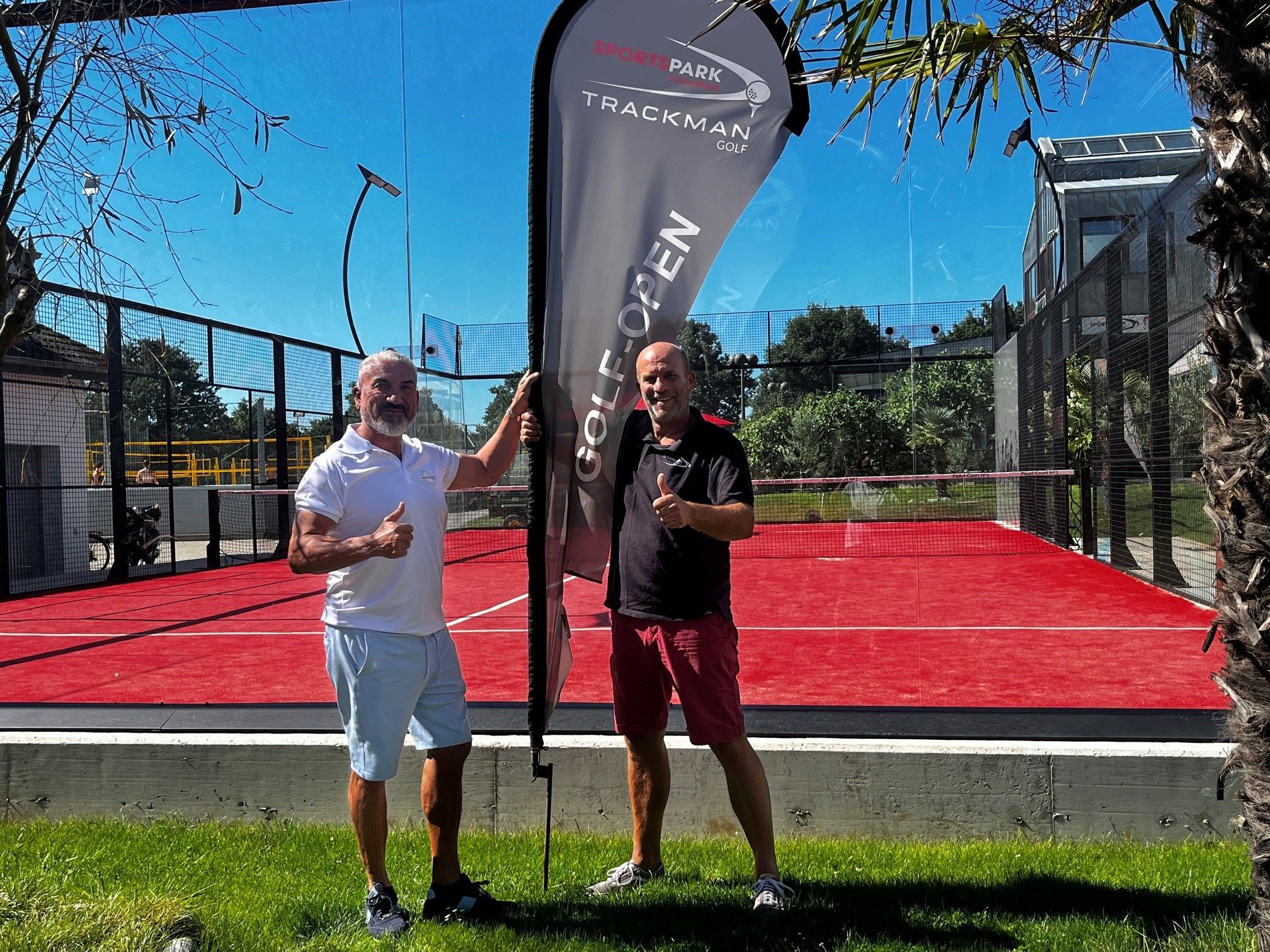 Der Besitzer des Cologne Sportsparks Savas Berktas und sein Betriebsleiter Jens Laufenberg stehen vor der neuen Padel-Anlage. Sie organisieren seit vielen Jahren Benefiz-Sportevents zugunsten von „wir helfen“