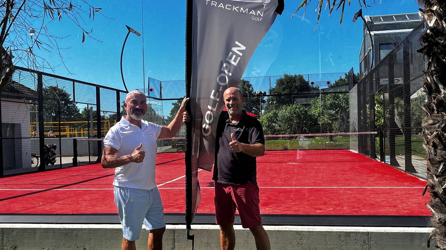 Der Besitzer des Cologne Sportsparks Savas Berktas und sein Betriebsleiter Jens Laufenberg stehen vor der neuen Padel-Anlage. Sie organisieren seit vielen Jahren Benefiz-Sportevents zugunsten von „wir helfen“