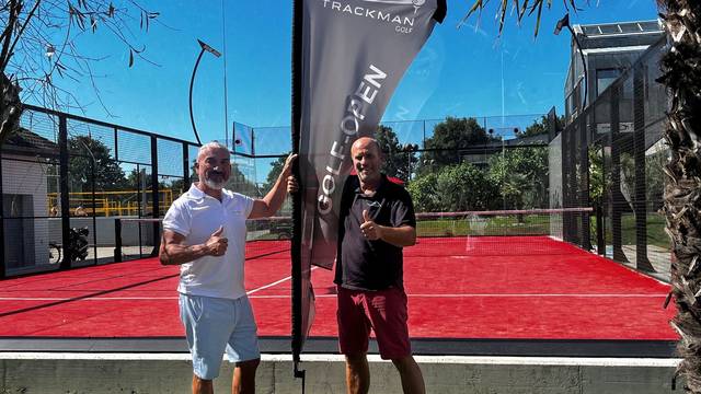 Der Besitzer des Cologne Sportsparks Savas Berktas und sein Betriebsleiter Jens Laufenberg stehen vor der neuen Padel-Anlage. Sie organisieren seit vielen Jahren Benefiz-Sportevents zugunsten von „wir helfen“