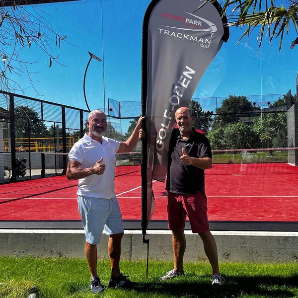 Der Besitzer des Cologne Sportsparks Savas Berktas und sein Betriebsleiter Jens Laufenberg stehen vor der neuen Padel-Anlage. Sie organisieren seit vielen Jahren Benefiz-Sportevents zugunsten von „wir helfen“