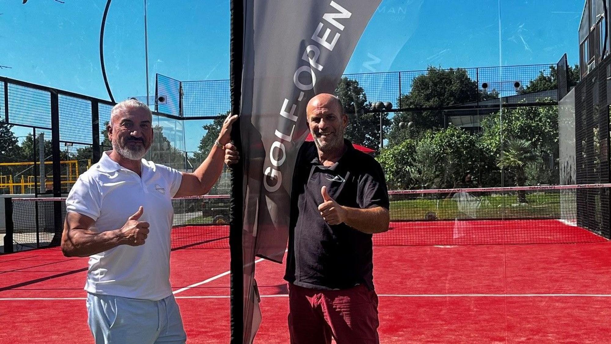 Der Besitzer des Cologne Sportsparks Savas Berktas und sein Betriebsleiter Jens Laufenberg stehen vor der neuen Padel-Anlage. Sie organisieren seit vielen Jahren Benefiz-Sportevents zugunsten von „wir helfen“