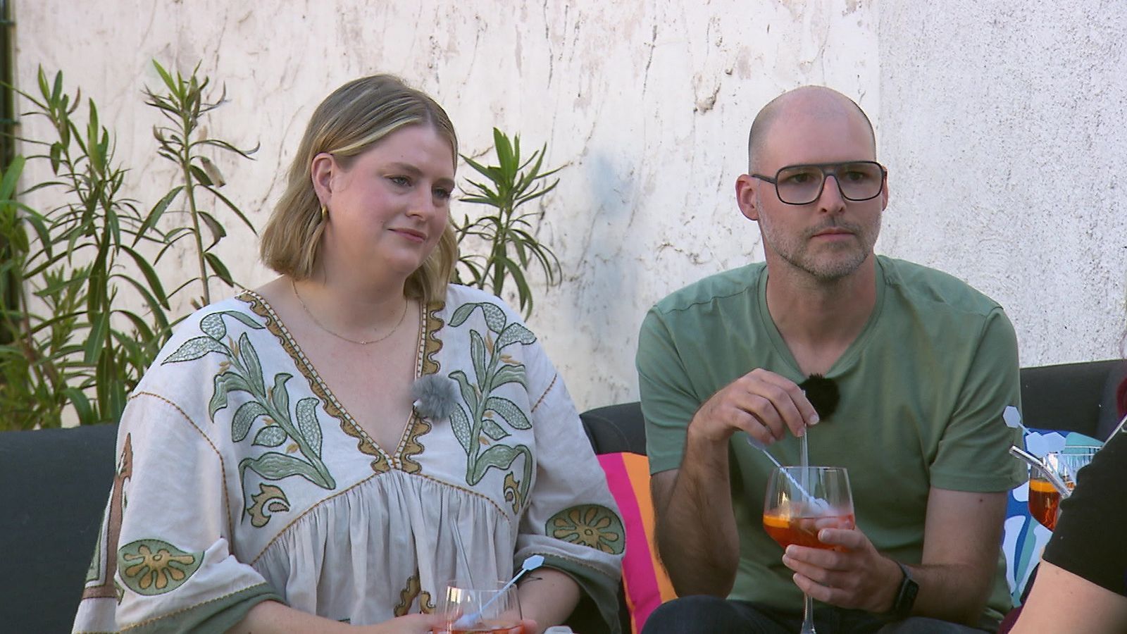 Allie und Stefan genießen ihren Aperitif in Lorenes Garten. (Bild: RTL)