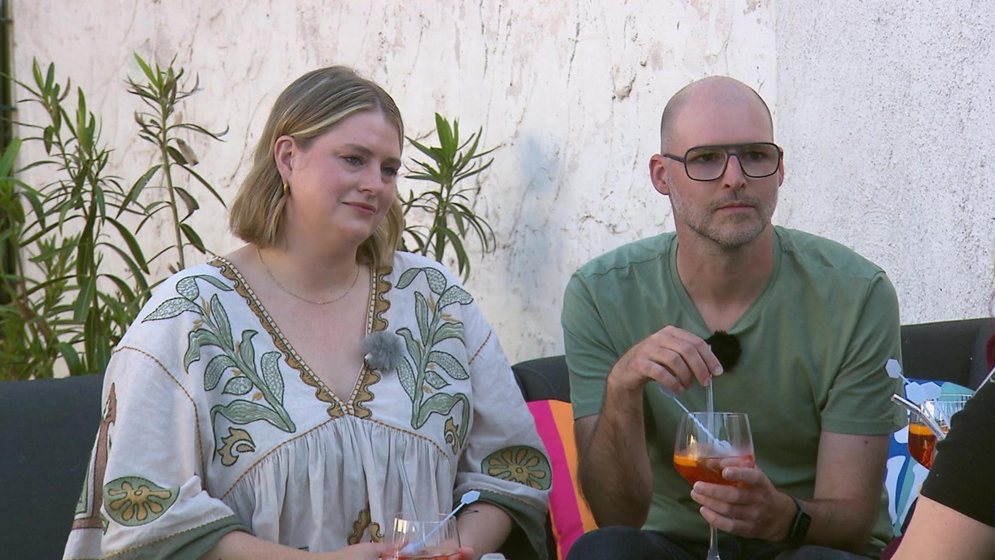Allie und Stefan genießen ihren Aperitif in Lorenes Garten. (Bild: RTL)