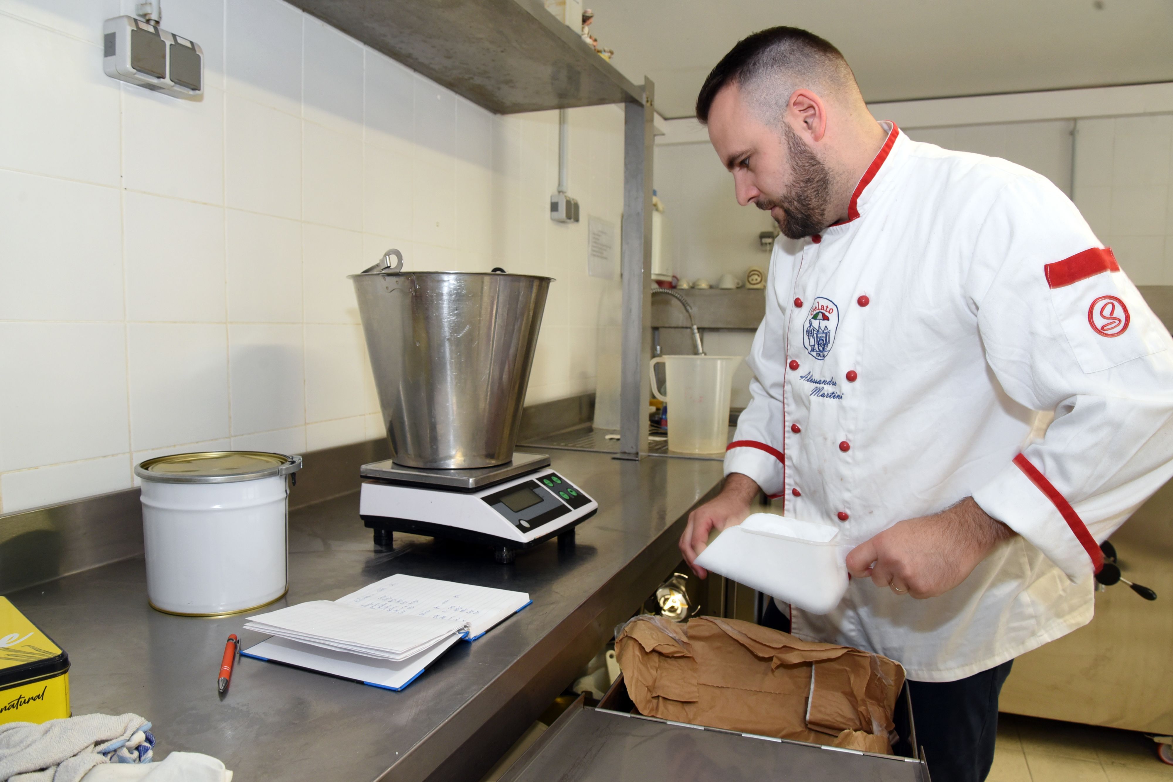 Die Rezepte für seine Eissorten hat der Gummersbacher Alessandro Martini in einem Notizbuch aufgeschrieben. Auch das Grundrezept ist niemals dasselbe.
