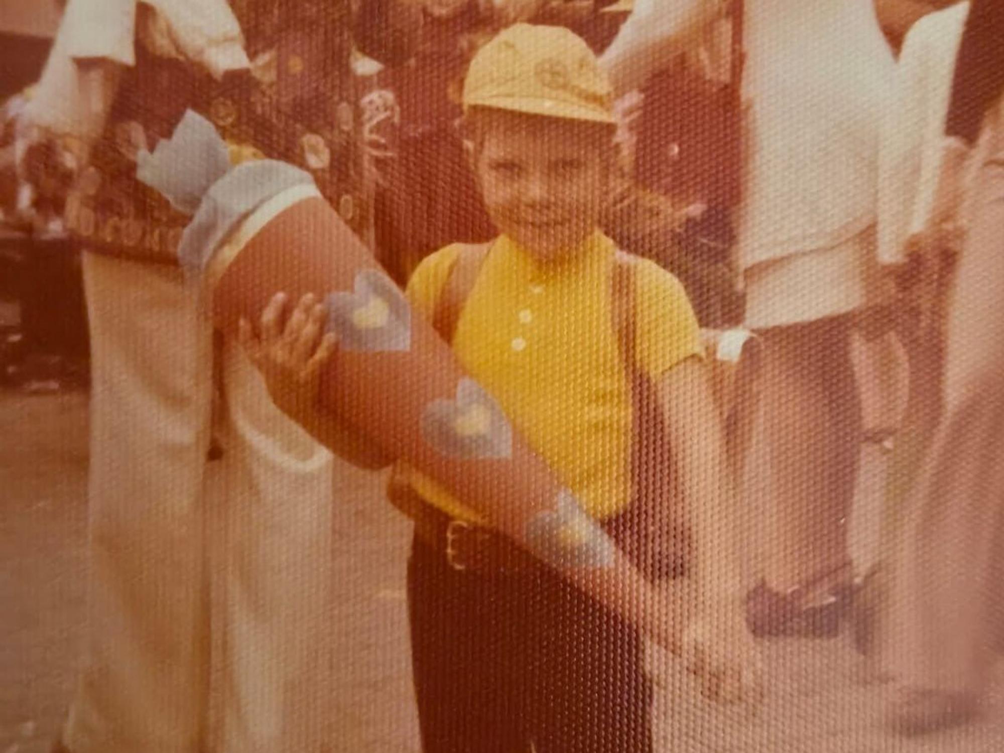 Das Foto zeigt einen Jungen mit einer Schultüte in den Händen.