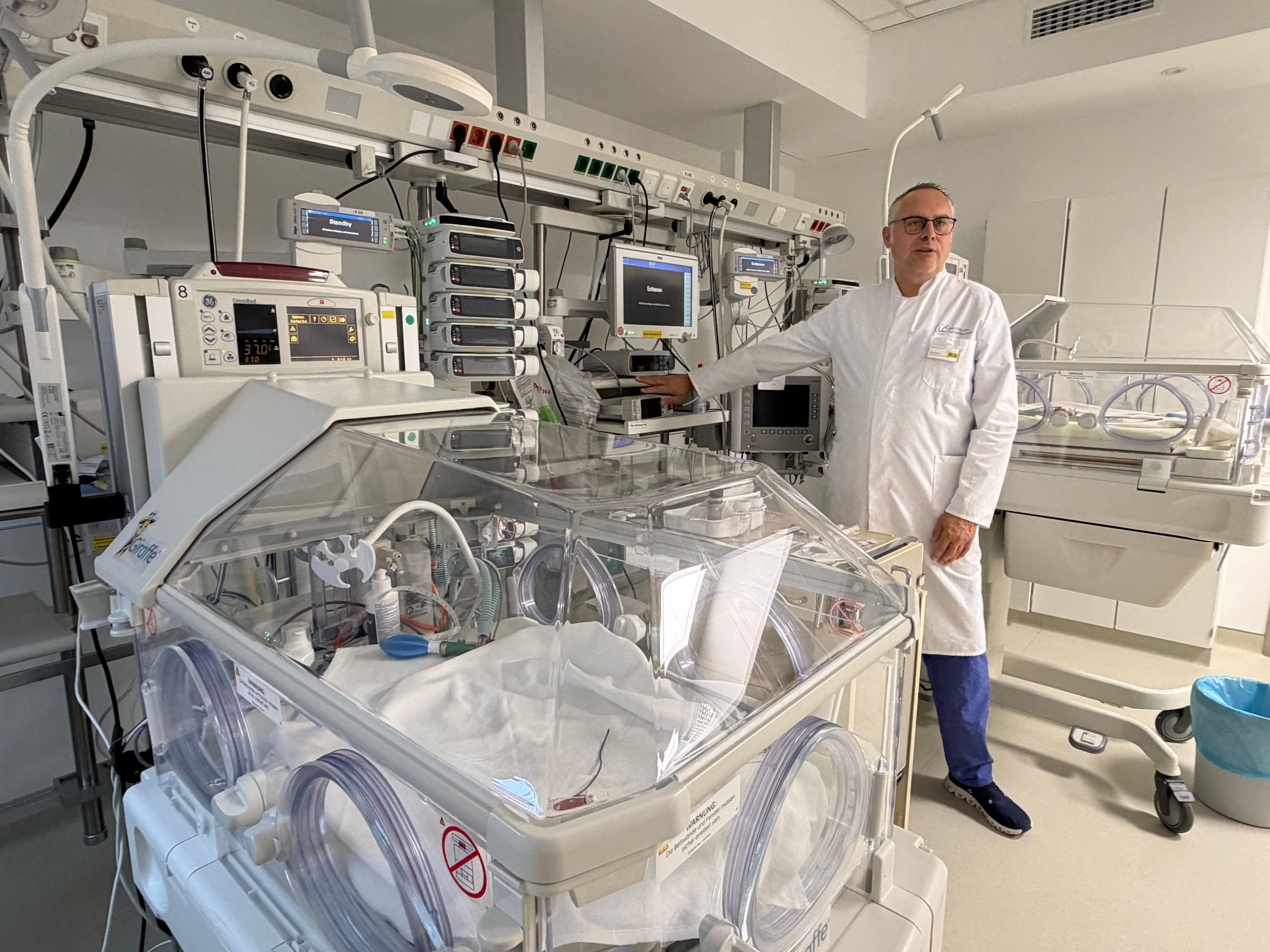 Thilo Mohns auf der neuen Kinderintensivstation am Klinikum Leverkusen