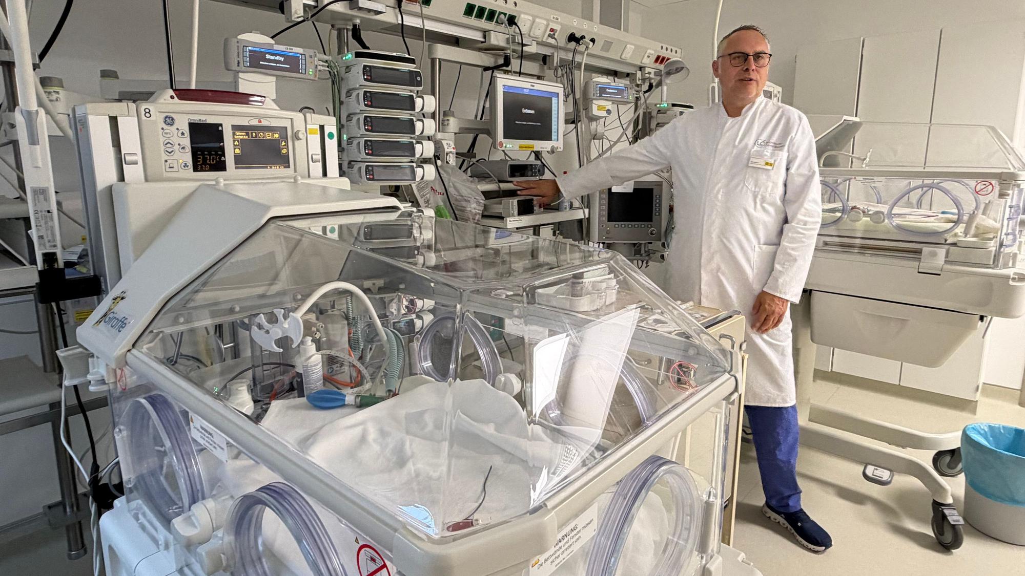 Thilo Mohns auf der neuen Kinderintensivstation am Klinikum Leverkusen