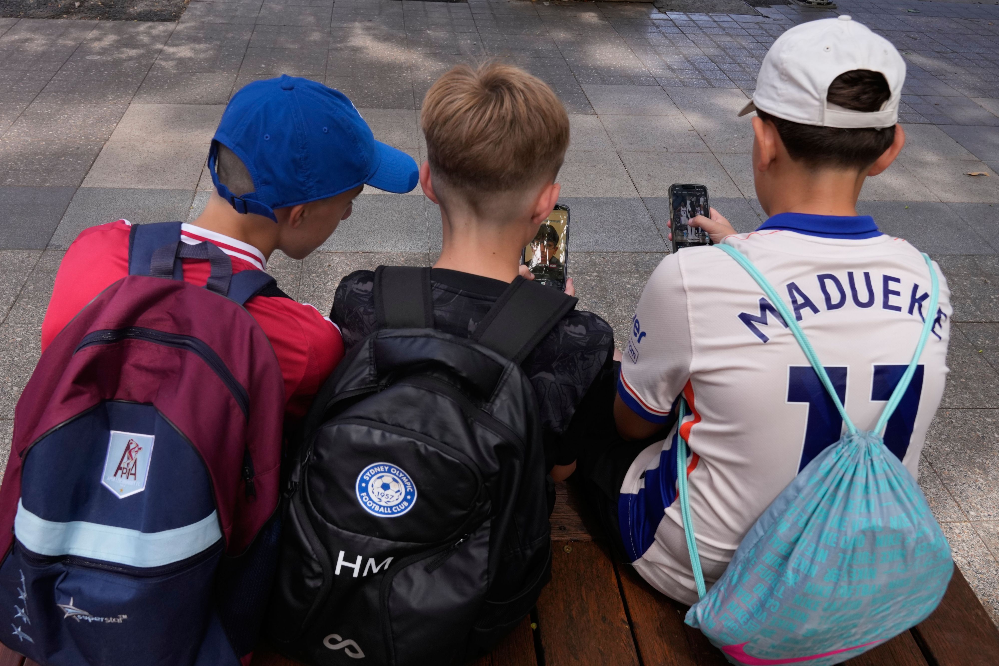 Kinder nutzen Social Media auf ihren Handys