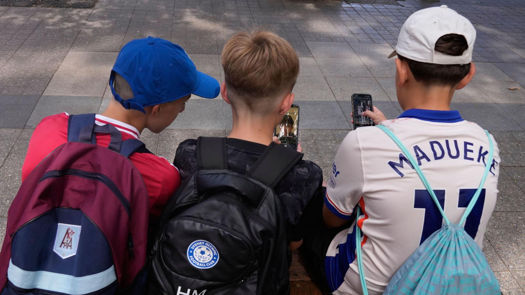 Kinder nutzen Social Media auf ihren Handys