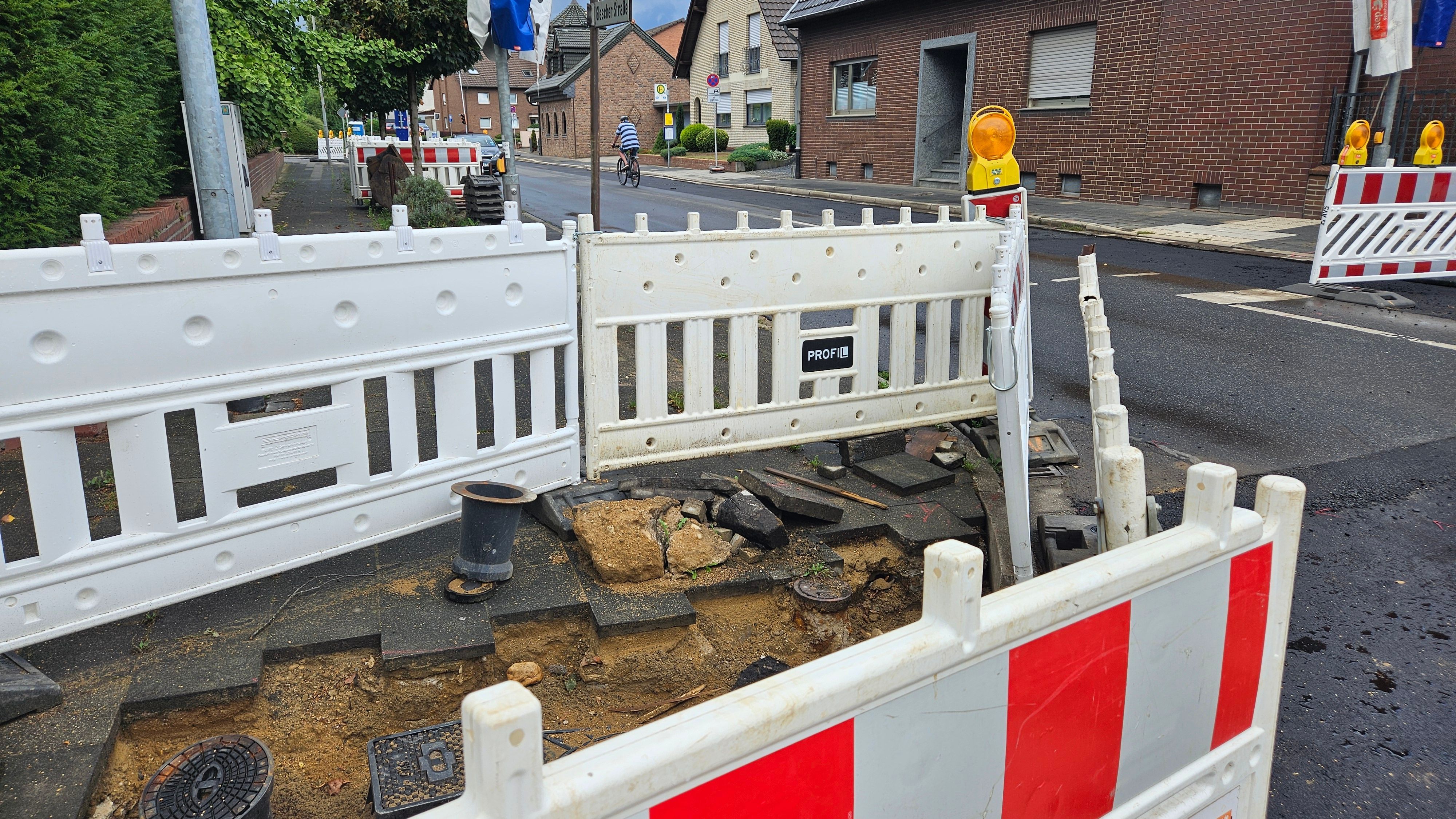Das Foto zeigt eine Absperrung vor einer Baugrube.