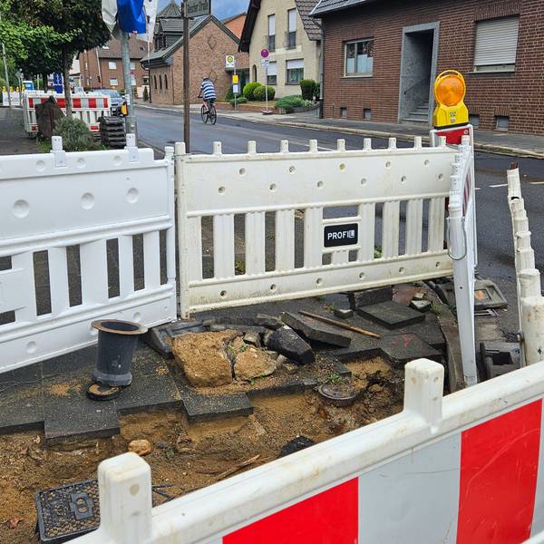 Das Foto zeigt eine Absperrung vor einer Baugrube.