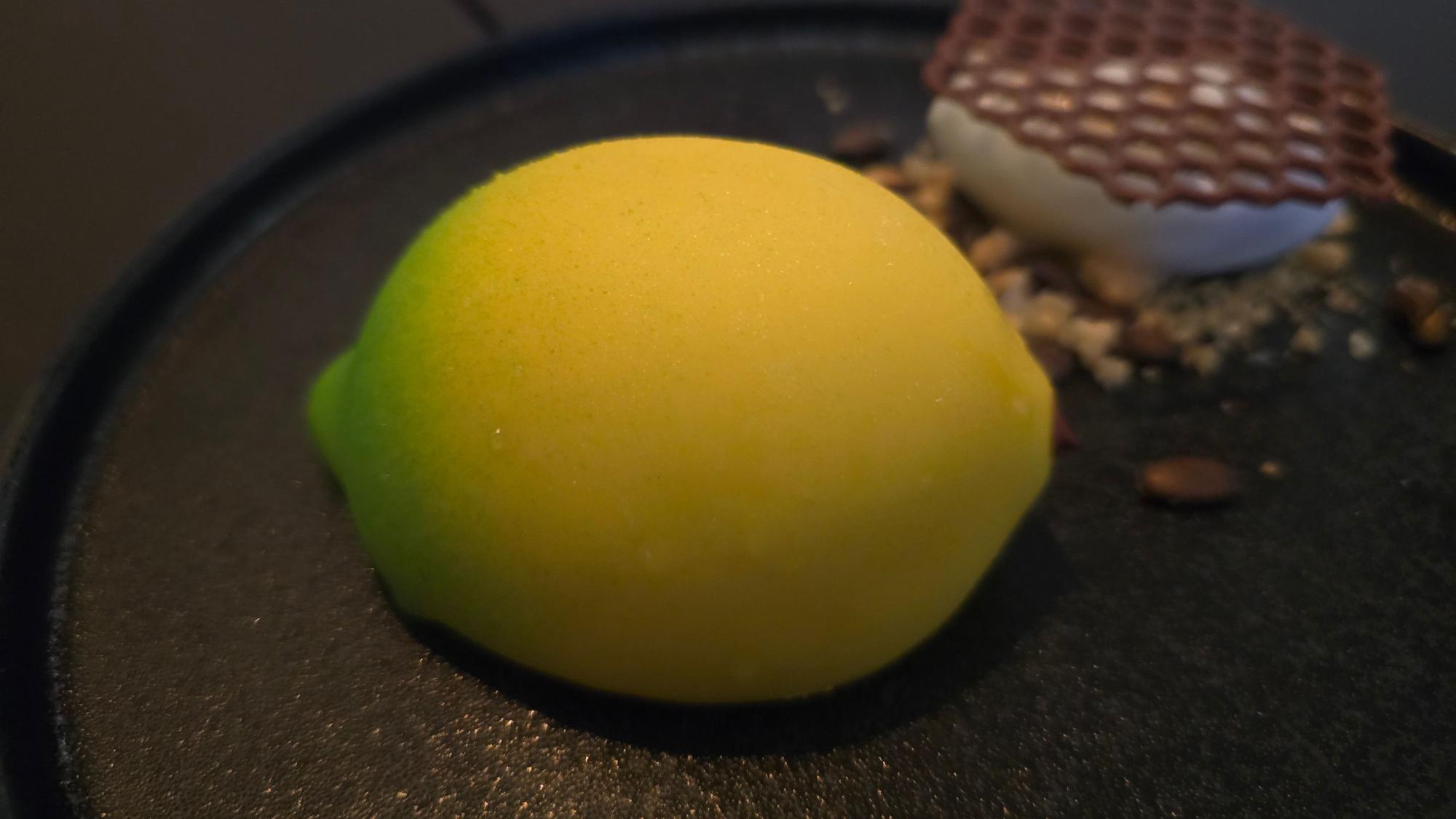 Duo von der Zitrone: Mousse und Sorbet, Kürbiscrumble und weiße Schokolade