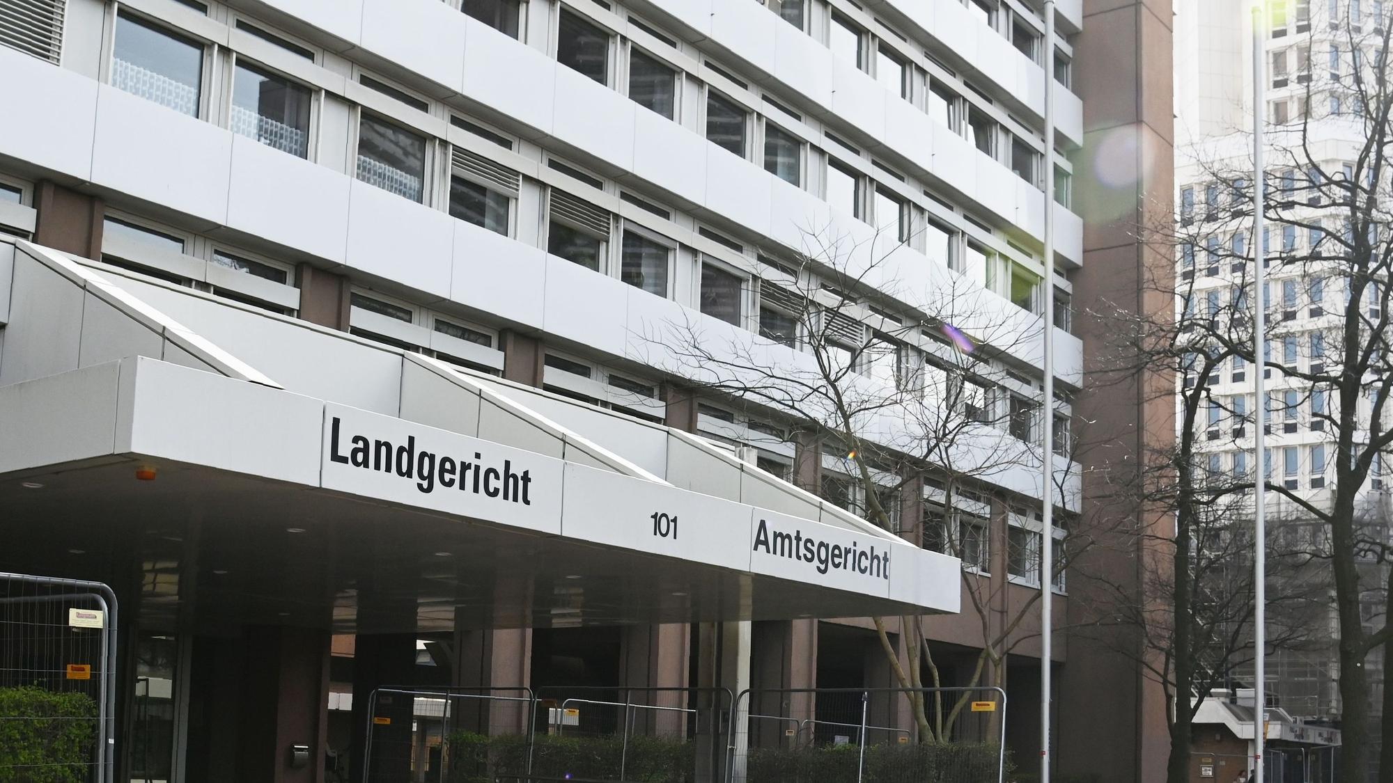 Ein 61-Jähriger musste sich vor dem Kölner Amtsgericht wegen exhibitionistischer Handlungen verantworten.