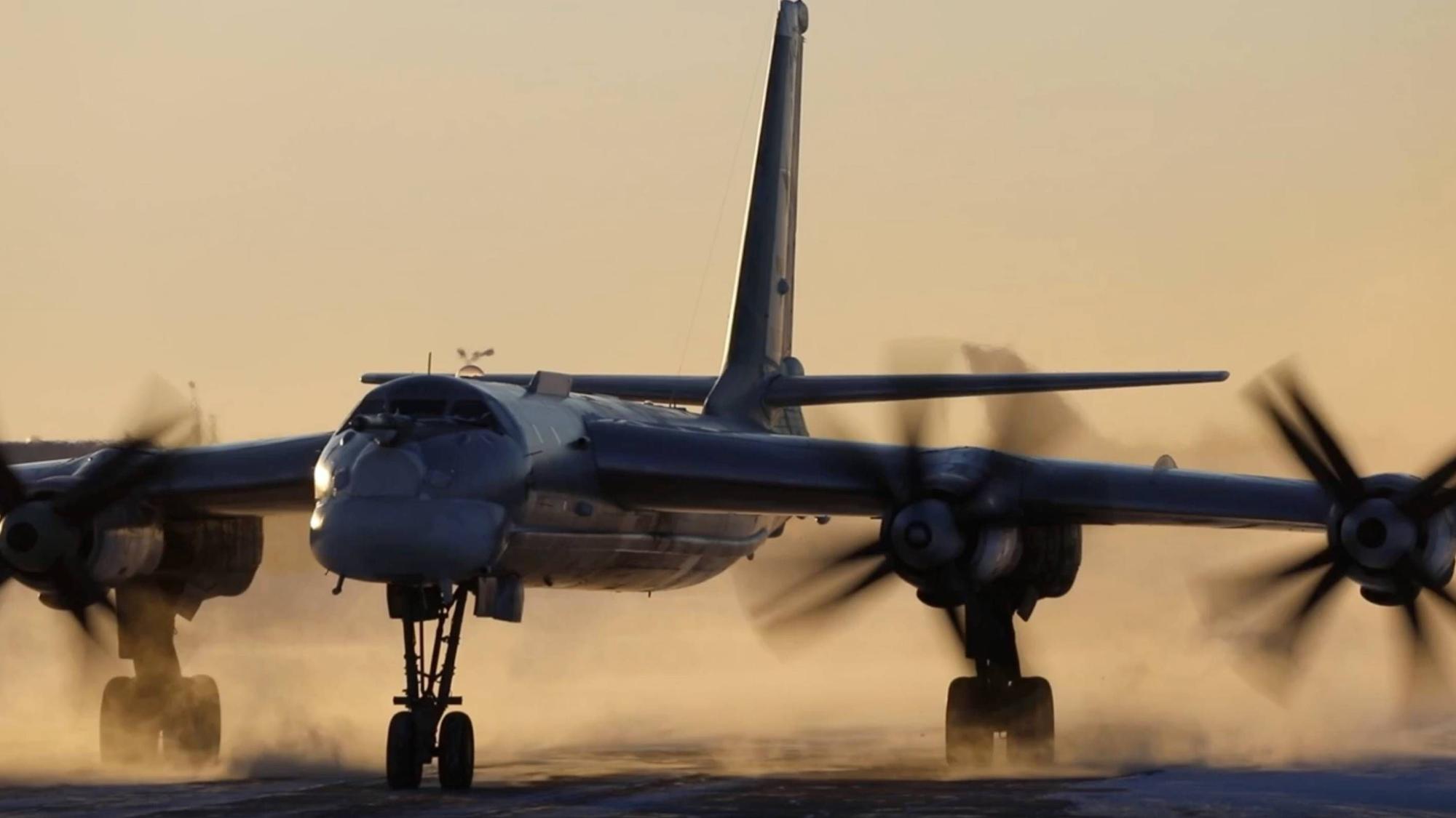 Ein russischer Tu‑95MS‑Bomber auf einer Archivaufnahme.