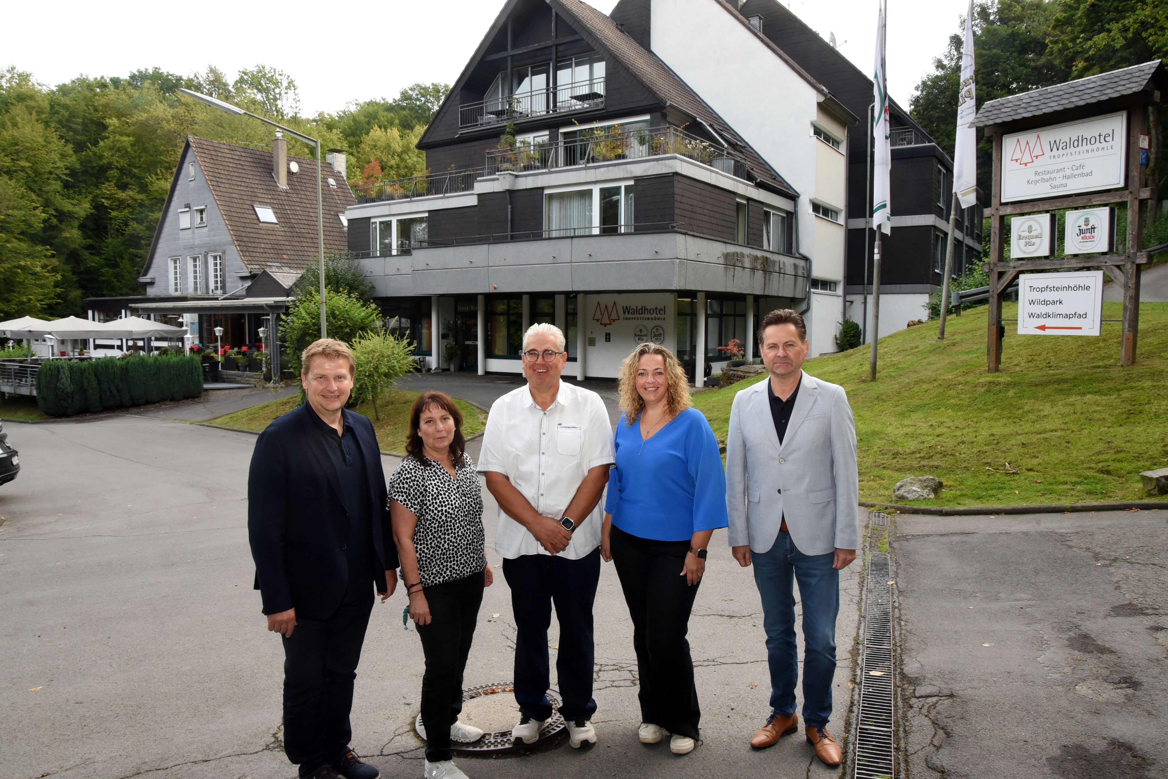 Gruppenfoto: (v.l.) Peter Madel, Fatima Bollow, Sven und Jenny Kauling sowie Bürgermeister Ulrich Stücker.