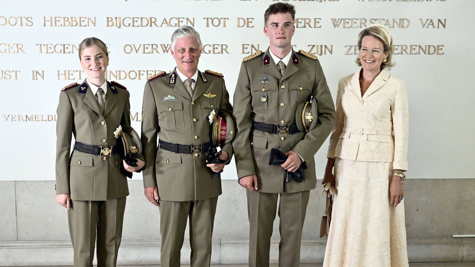 Prinz Gabriel von Belgien hat seine Ausbildung an der Königlichen Militärakademie in Brüssel abgeschlossen. Bei der feierlichen Zeremonie für die Offiziersanwärter zeigte sich der Absolvent des 162. Jahrgangs für Sozial- und Militärwissenschaften gemeinsam mit seinen Eltern, König Philippe und Königin Mathilde, sowie seiner älteren Schwester, Kronprinzessin Elisabeth.