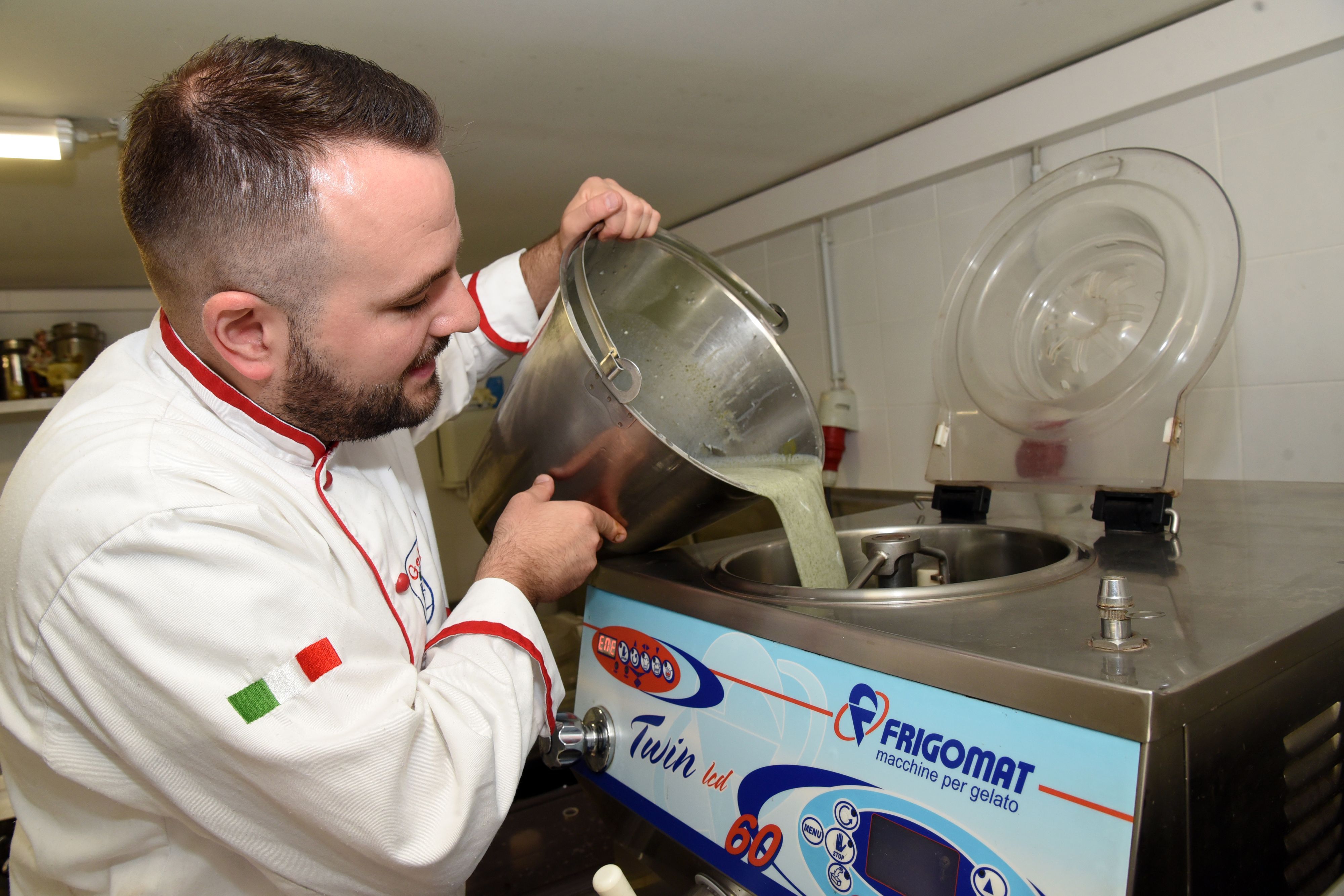 Abwiegen, einfüllen, mischen und fertig ist das Gelato. Vom Vermengen der ersten Zutaten bis zum fertigen Eis: Bei Alessandro Martini in Gummersbach ist alles handgemacht.