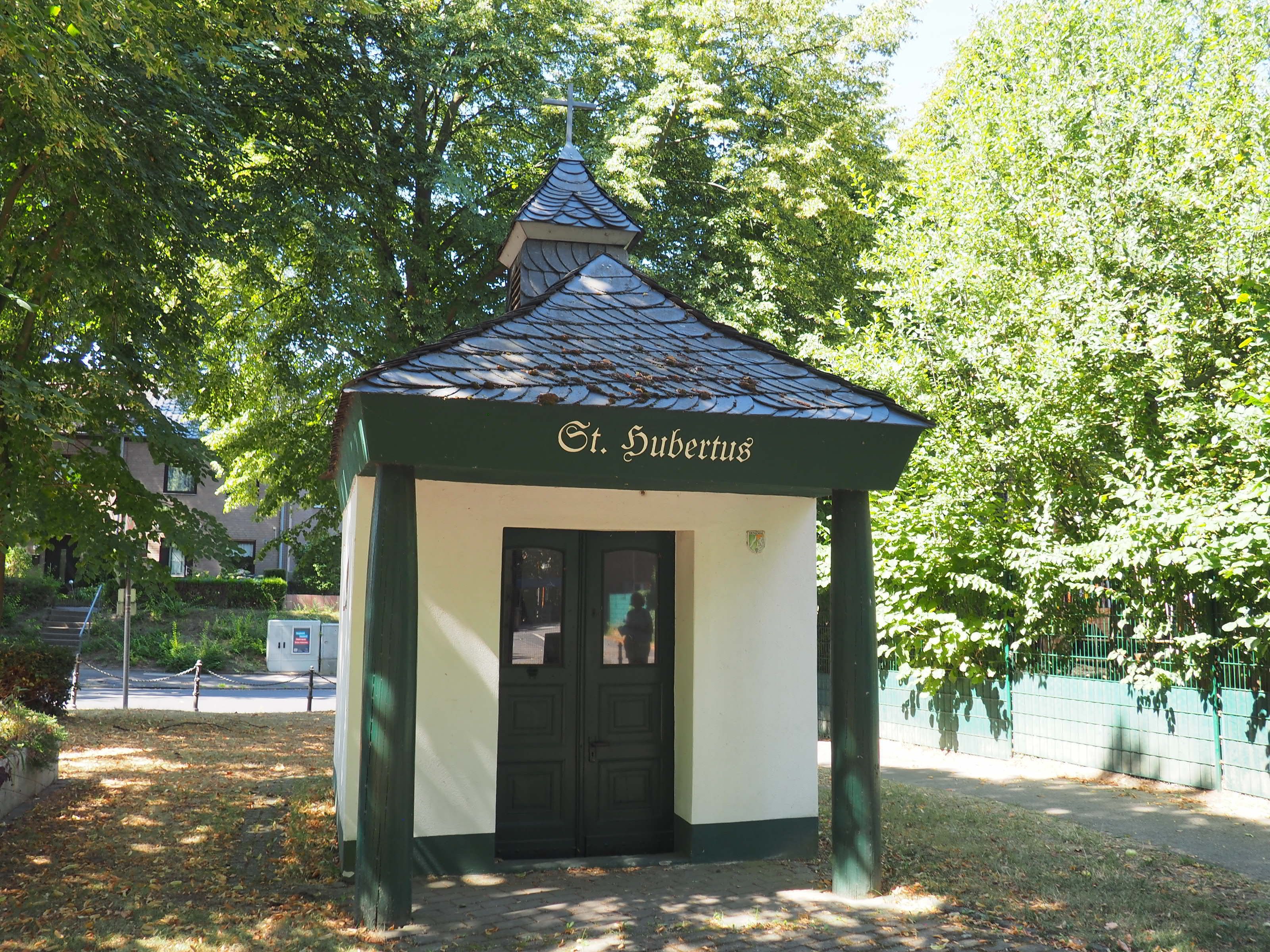Ein schmucke, denkmalgeschützte Kapelle mit der Aufschrift St. Hubertus.