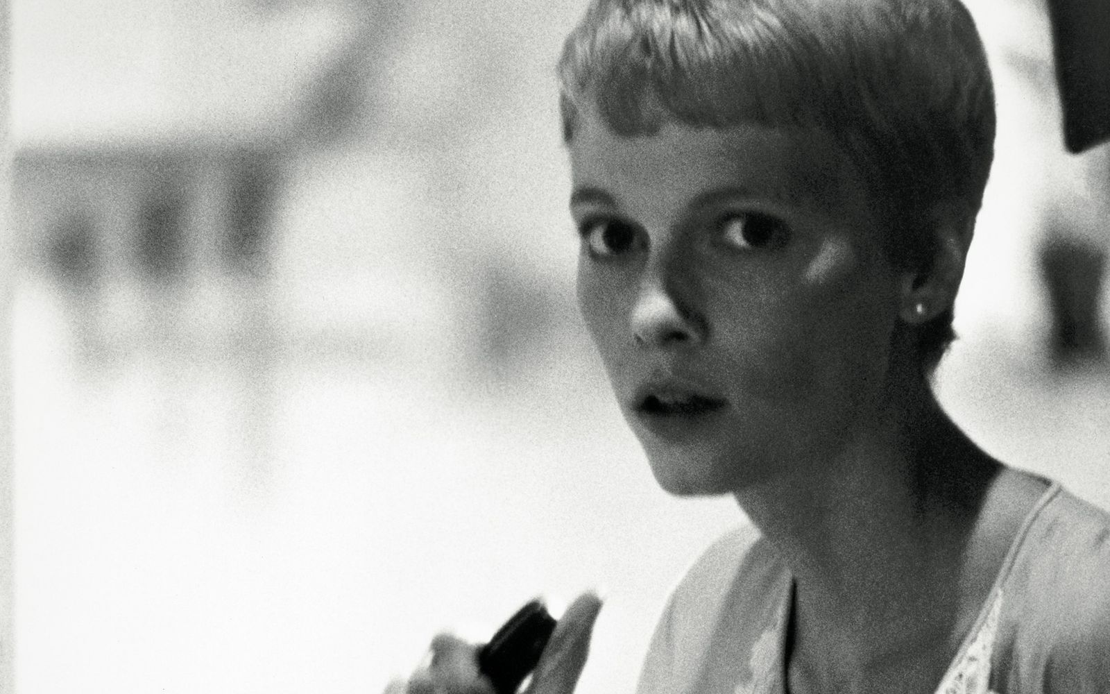 Rosemarie (Mia Farrow) will dem Geheimnis ihrer Nachbarn auf den Grund gehen. (Bild: Paramount)
