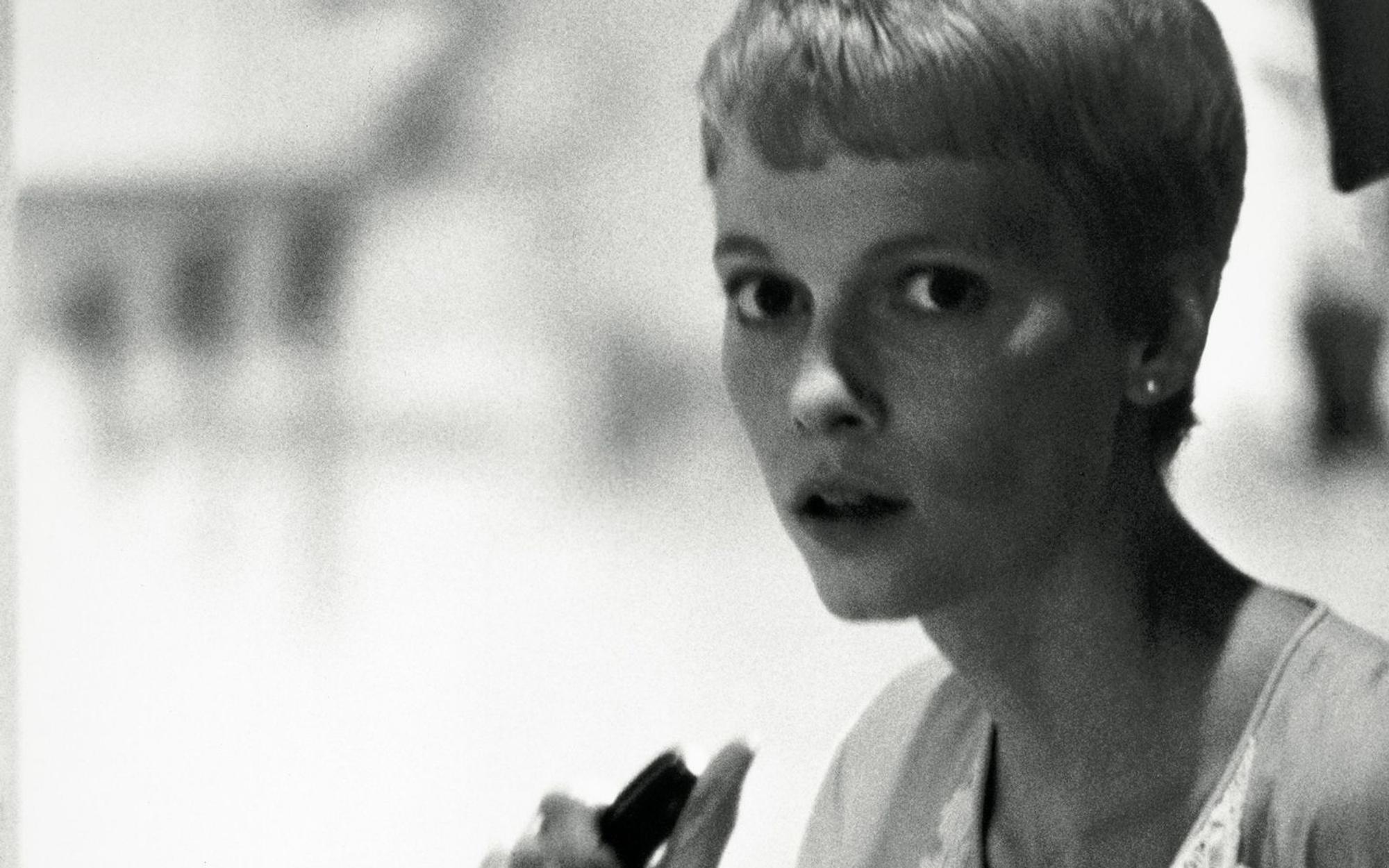 Rosemarie (Mia Farrow) will dem Geheimnis ihrer Nachbarn auf den Grund gehen. (Bild: Paramount)