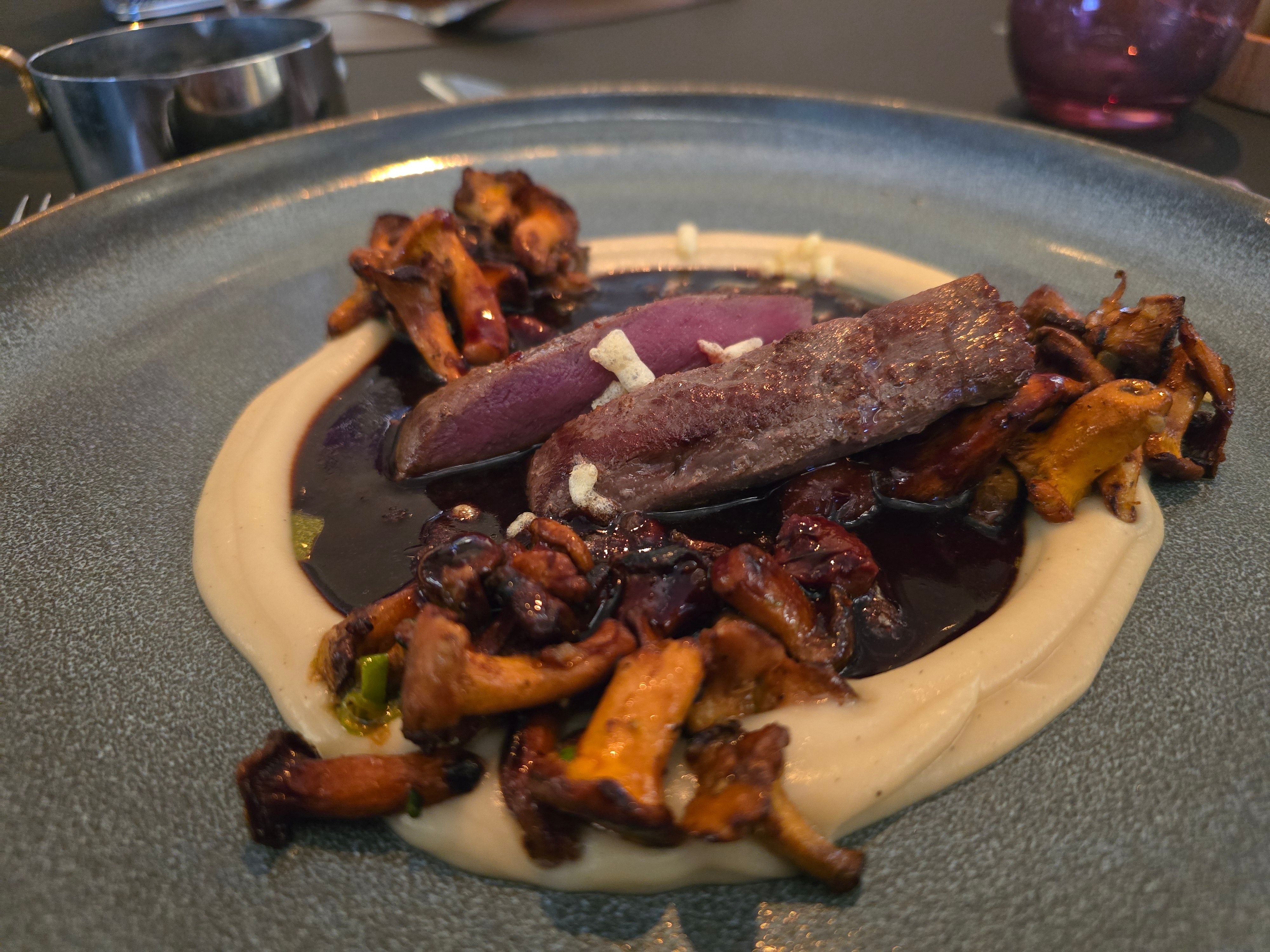 Rehrücken mit Sauerkirsch-Jus, Selleriepüree, Pfifferlingen und Perlgraupen