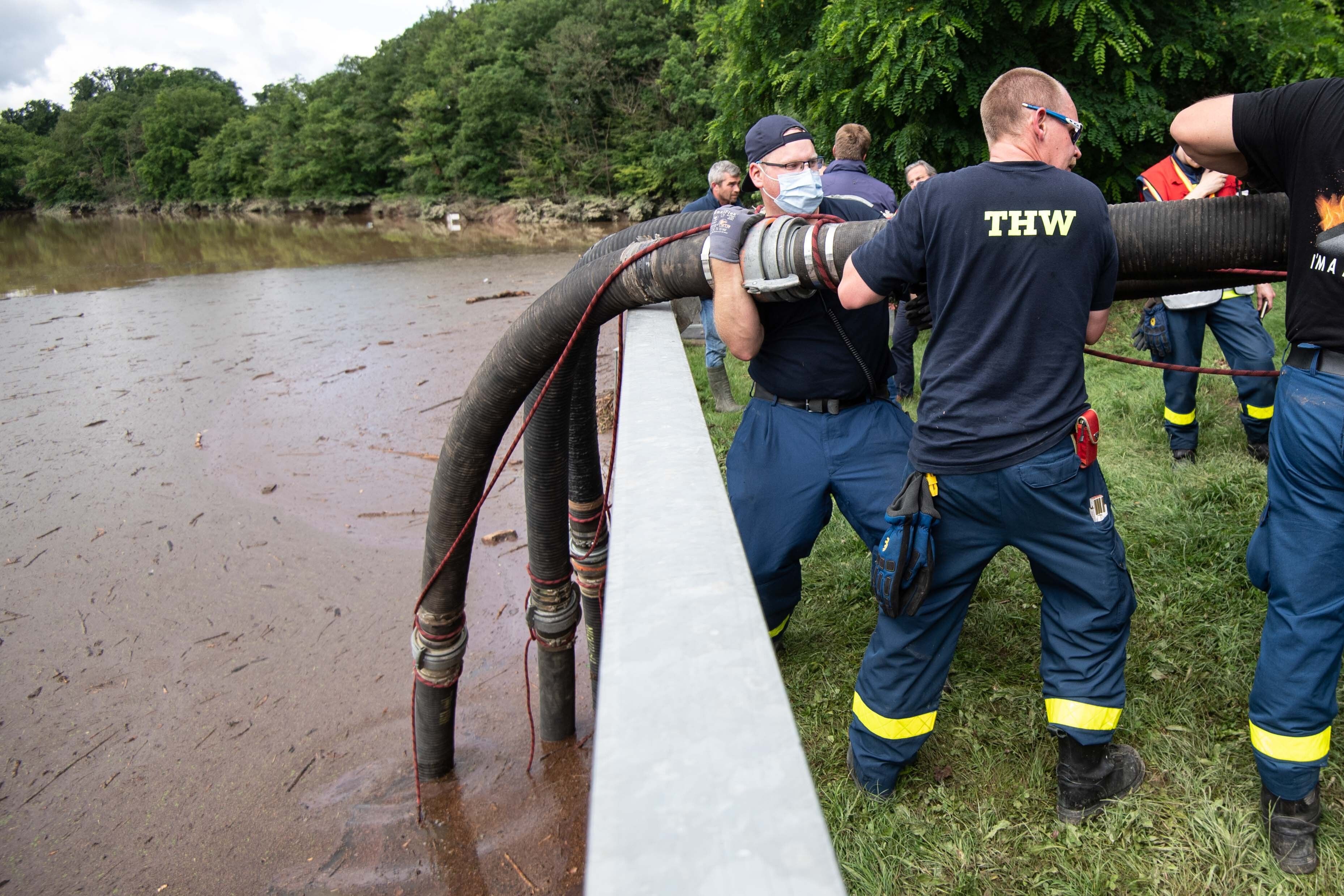 Nach der Flutkatastrophe im Juli 2021 pumpen Helfer des THW Wasser aus der Steinbachtalsperre ab.