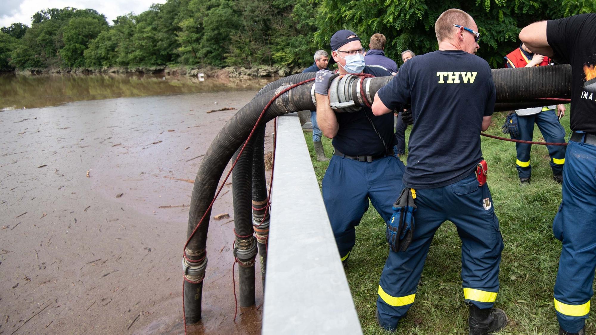 Nach der Flutkatastrophe im Juli 2021 pumpen Helfer des THW Wasser aus der Steinbachtalsperre ab.