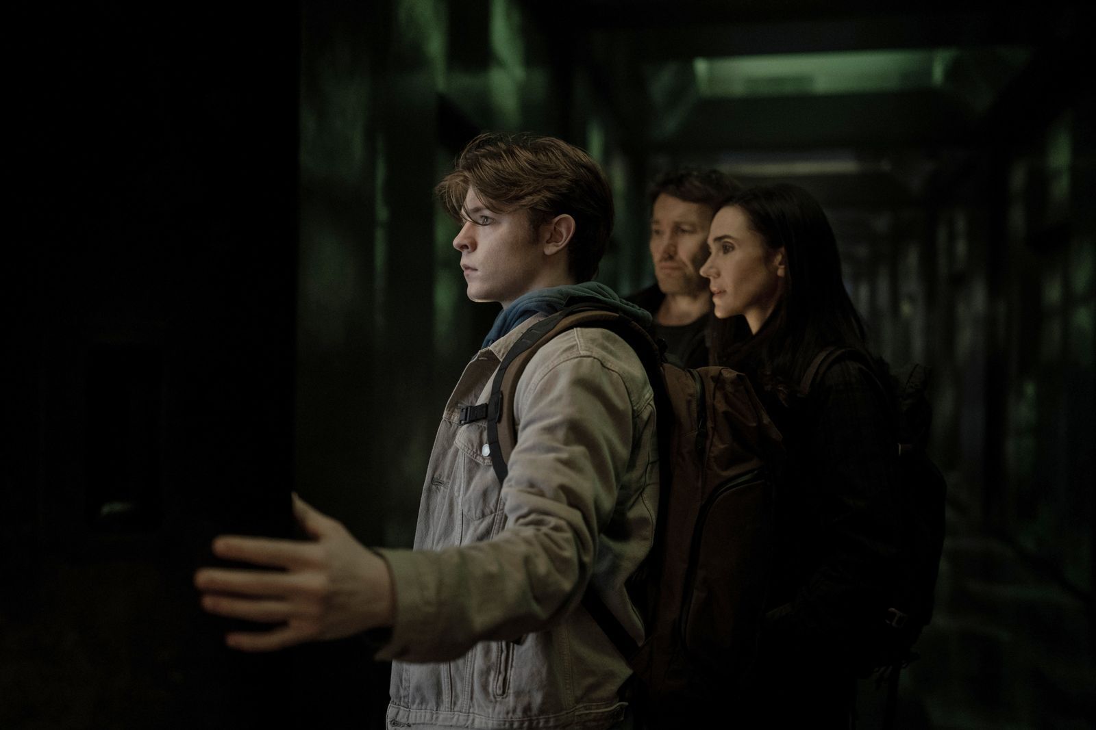 Hoffentlich öffnet Charlie (Oakes Fegley) die richtige Tür: Der Teenager sucht mit seinen Eltern Jason (Joel Edgerton) und Daniela (Jennifer Connelly) ein neues Zuhause. (Bild: Apple TV / Sandy Morris)