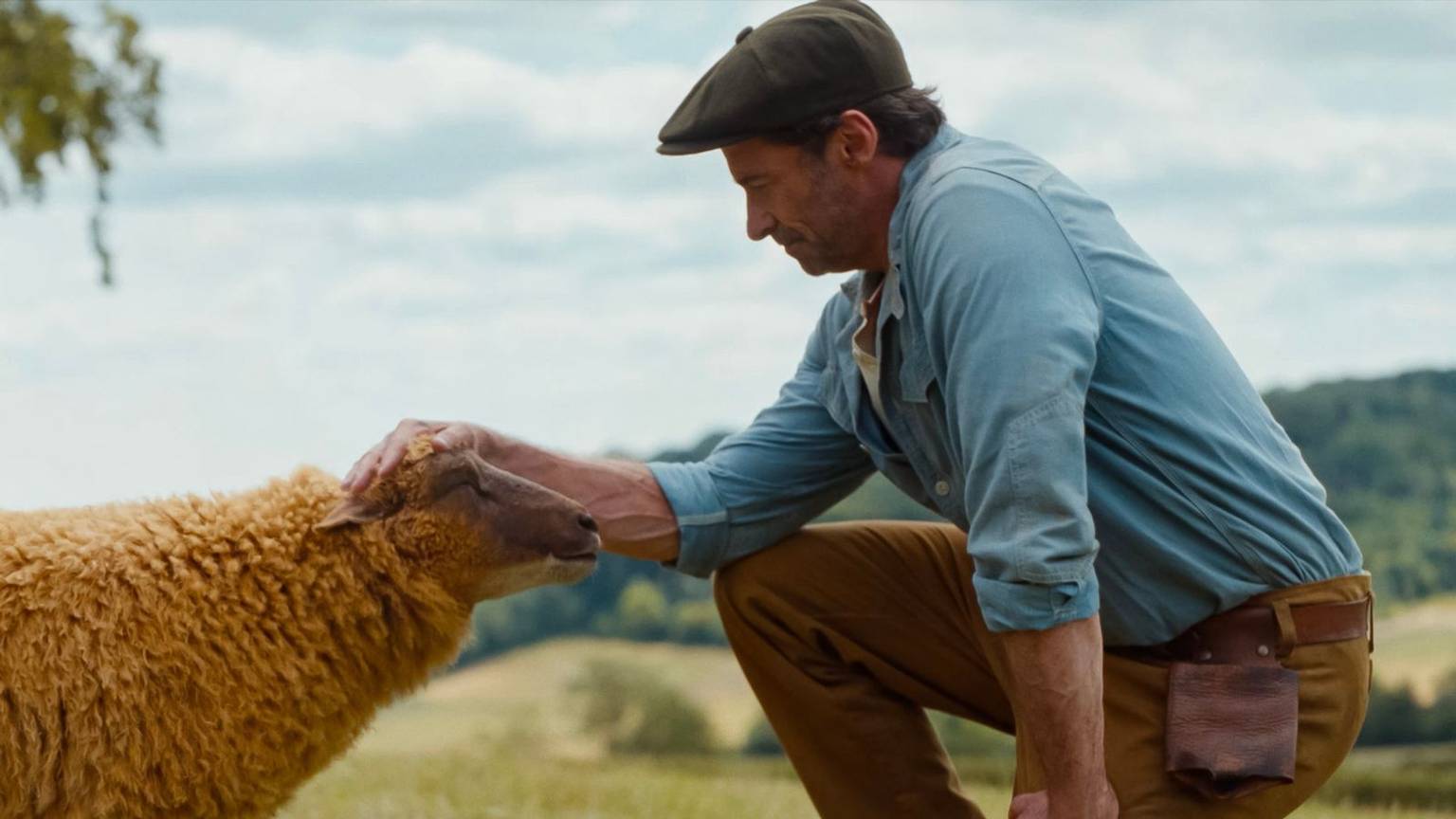 Schäfer George (Hugh Jackman) liebt seine Schafe sehr - und sie lieben ihn. (Bild: Plaion Pictures/2025 Amazon Content Services LLC)