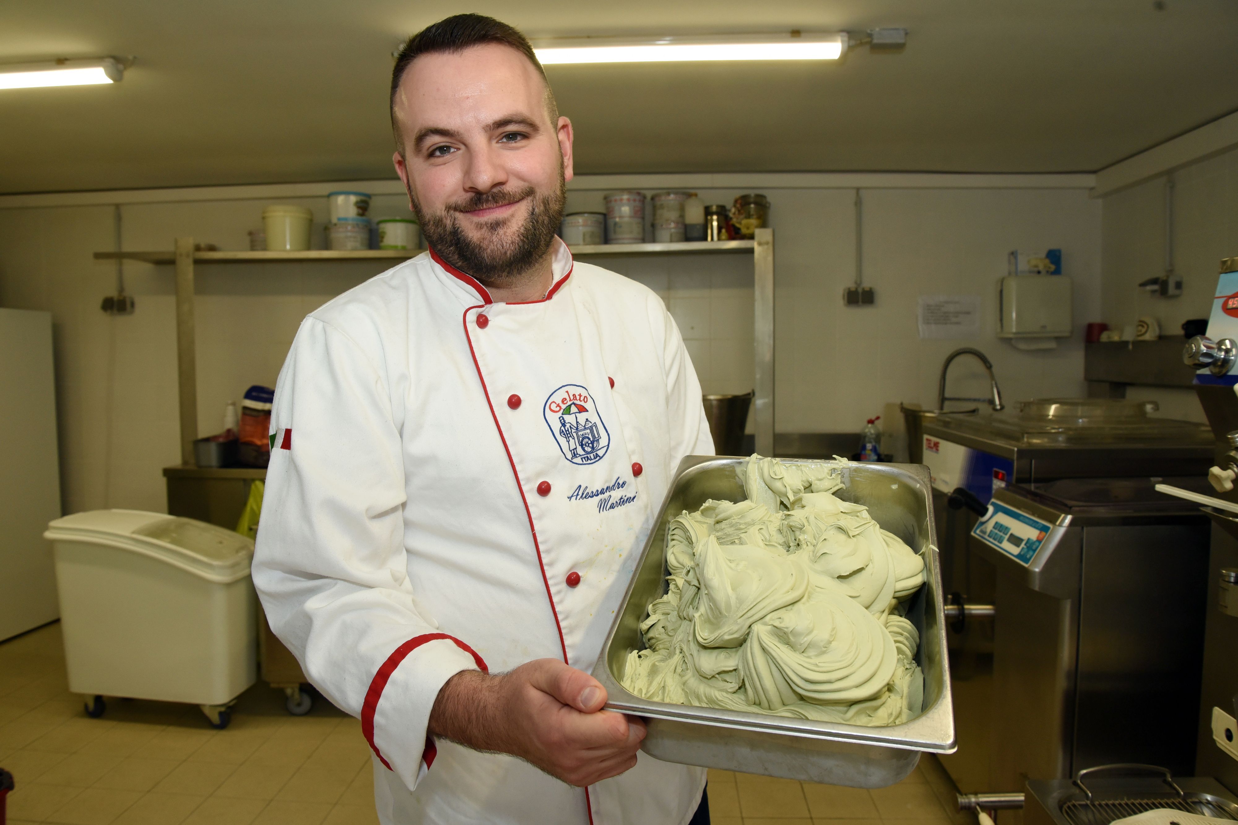 Fertig ist das Eis in der Gummersbacher Eisküche von Alessandro Martini. Glücklich ist, wer gleich mal den Löffel eintauchen darf.