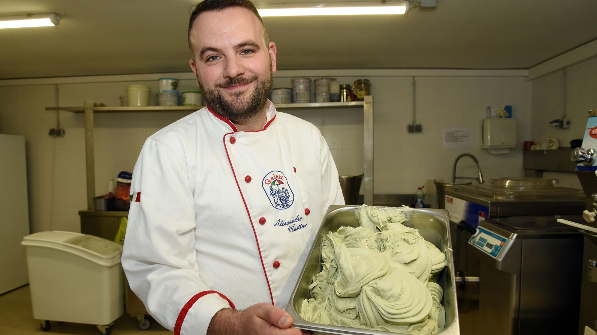 Fertig ist das Eis in der Gummersbacher Eisküche von Alessandro Martini. Glücklich ist, wer gleich mal den Löffel eintauchen darf.