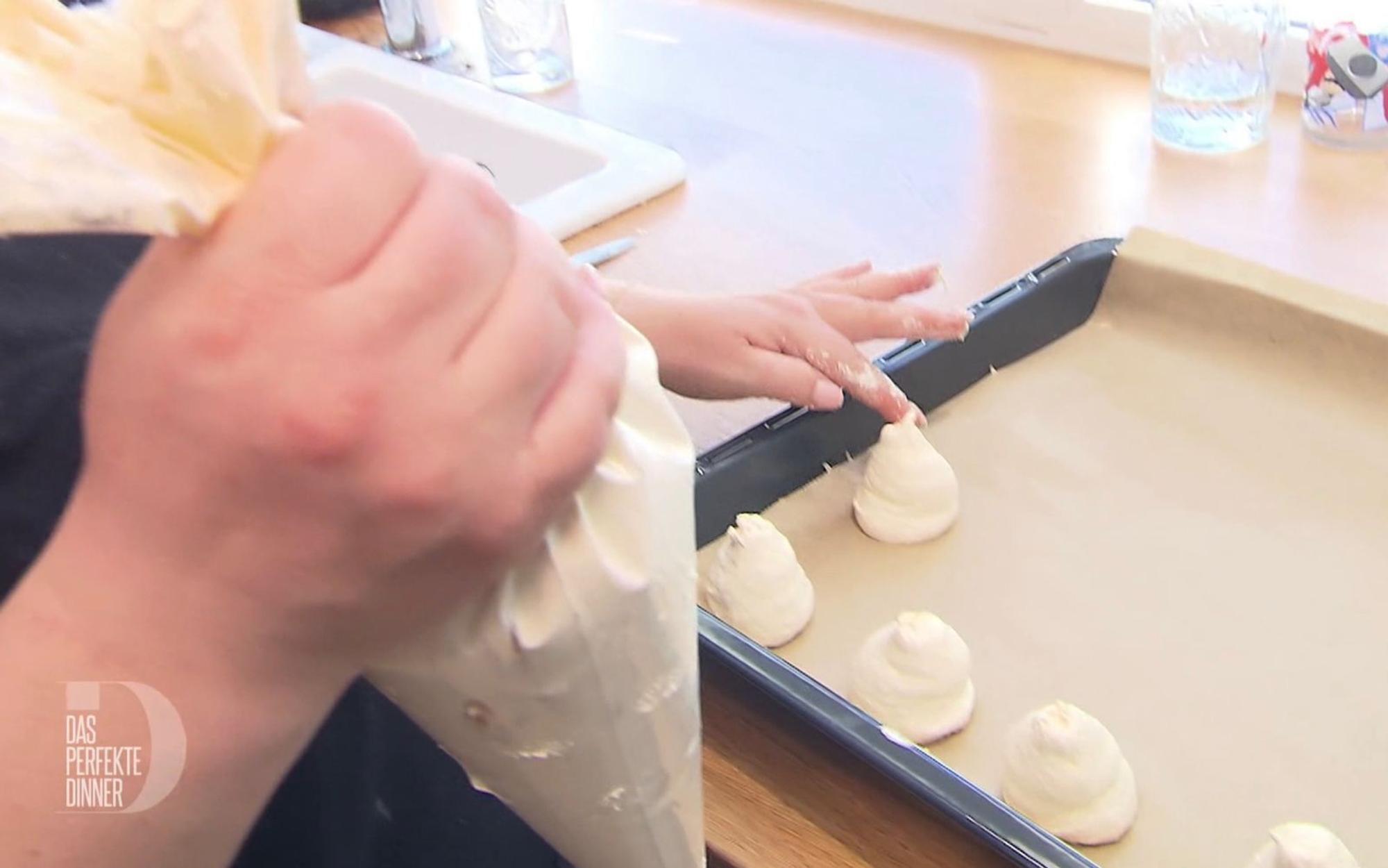 Zum Dessert kredenzt Lorene (36) Gebäck mit ungewöhnlichem Namen. (Bild: RTL)