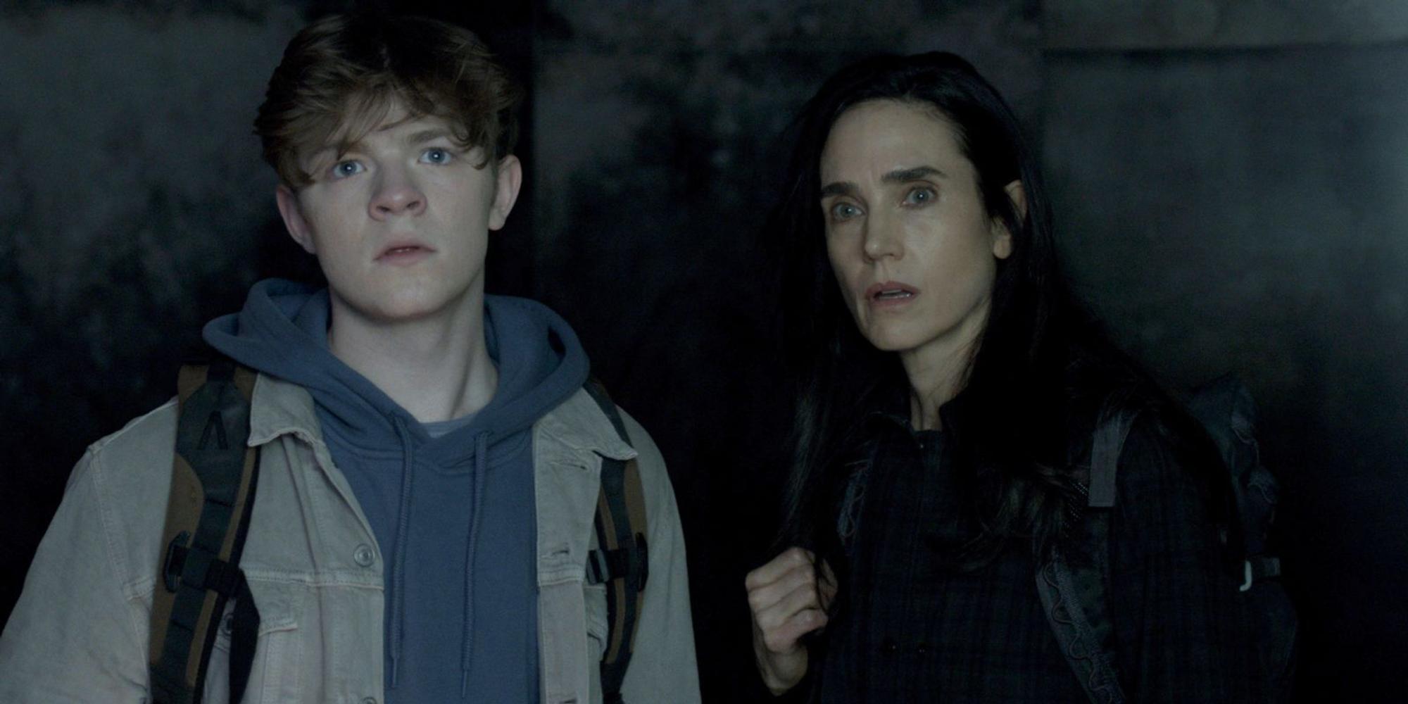 Charlie (Oakes Fegley) und Daniela (Jennifer Connelly) wissen nicht, wo ihre Reise hingeht. (Bild: Apple TV)