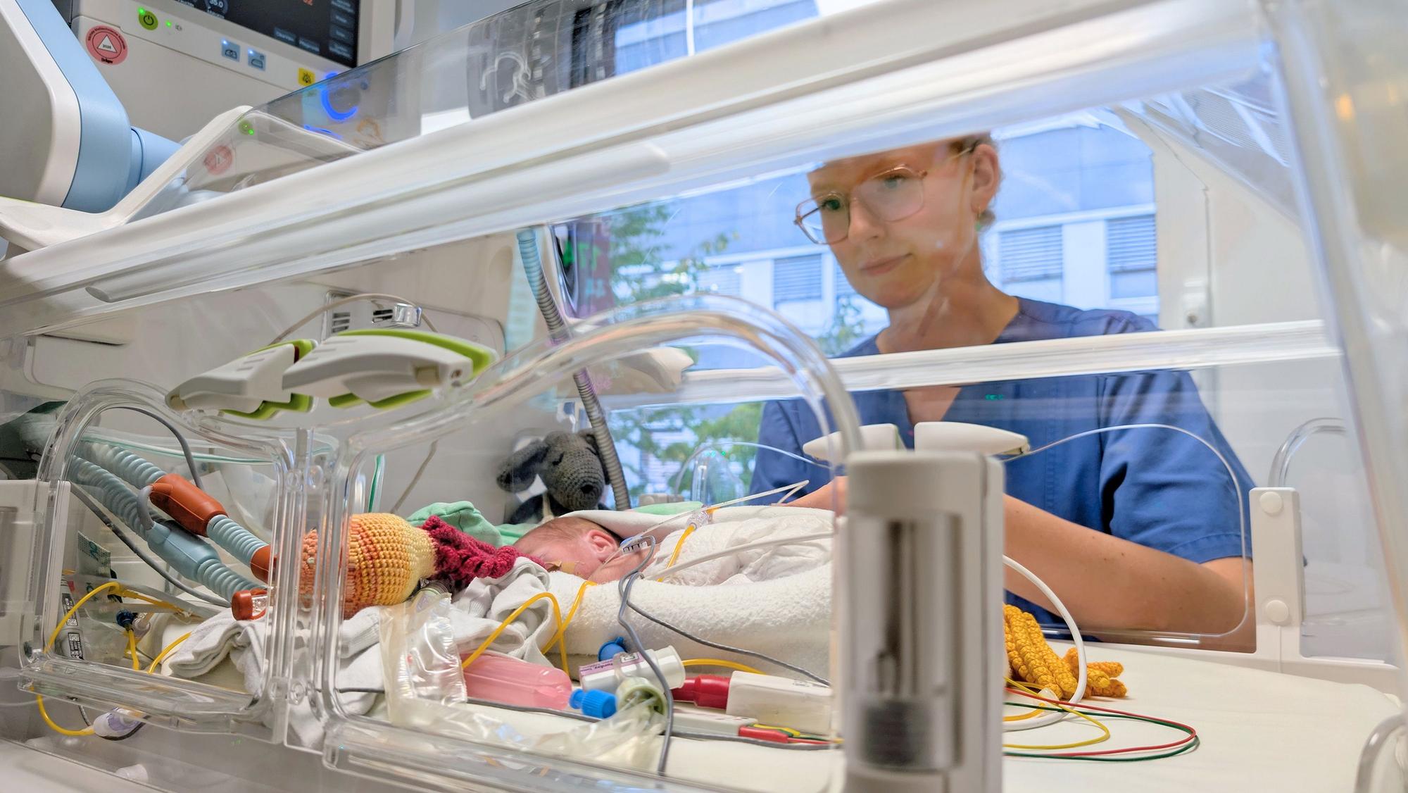 Ein Baby auf der Frühgeborenenstation im Klinikum Leverkusen