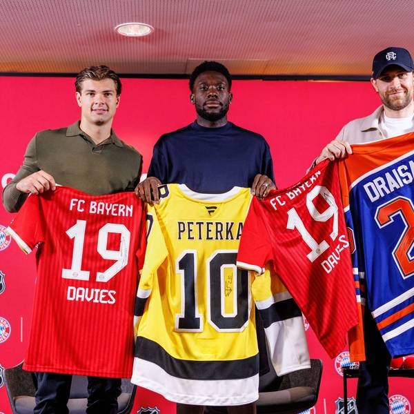 20.08.2026, Bayern, München: Eishockey, Fußball: Gemeinsame Pk des FC Bayern München und der National Hockey League (NHL). John-Jason Peterka (l-r), Spieler der Boston Bruins, Alphonso Davies, Spieler vom FC Bayern München, und Leon Draisaitl, Spieler der Edmonton Oilers, posieren auf der Pressekonferenz mit Trikots. Foto: Matthias Balk/dpa - WICHTIGER HINWEIS: Gemäß den Vorgaben der Bundesliga bzw. des DFB Deutscher Fußball-Bund ist es untersagt, in dem Stadion und/oder vom Spiel angefertigte Fotoaufnahmen in Form von Sequenzbildern und/oder videoähnlichen Fotostrecken zu verwerten bzw. verwerten zu lassen. +++ dpa-Bildfunk +++