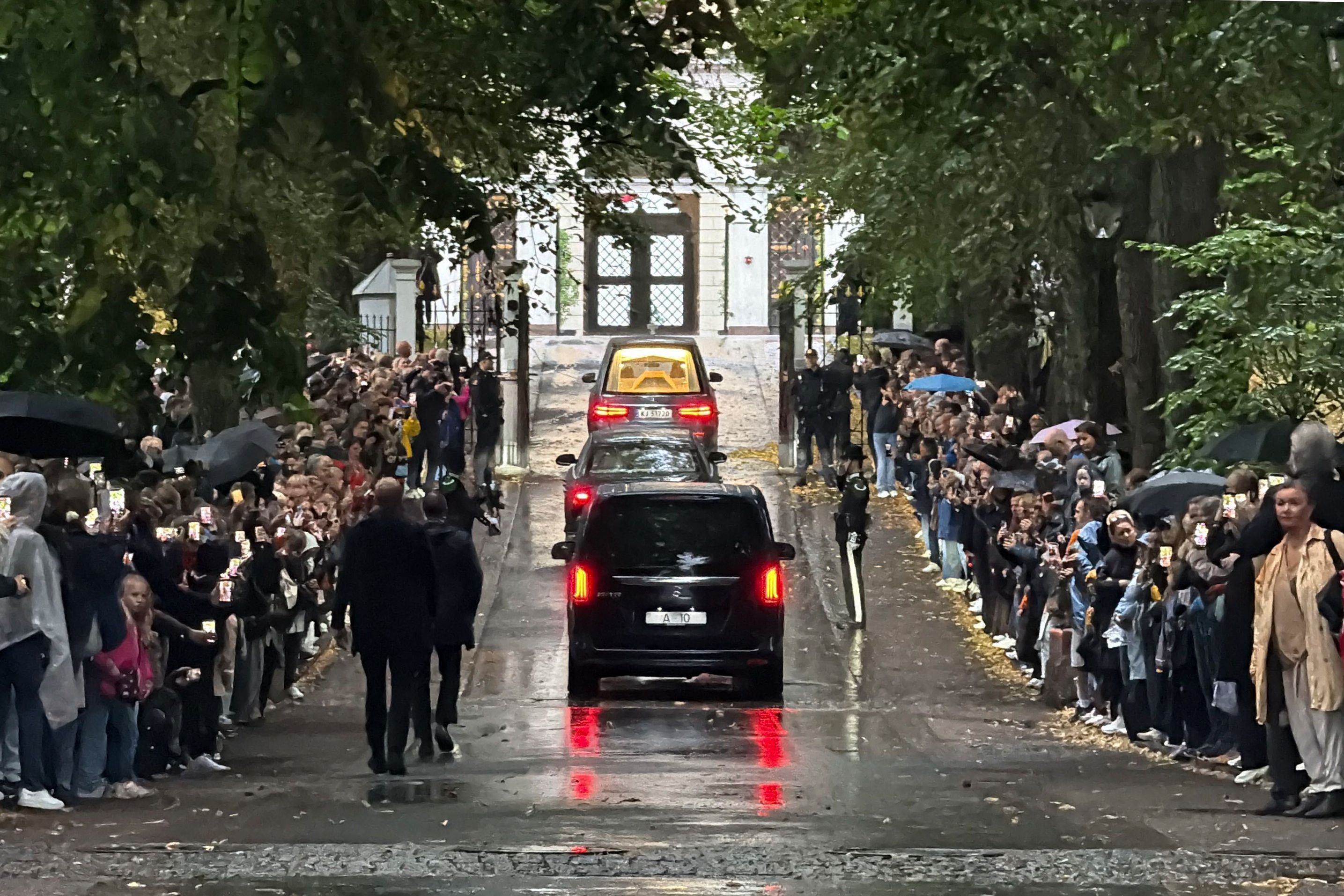 Der Sarg mit Norwegens König Harald V. wird in einem Trauerzug von der Kapelle des Nationalkrankenhauses durch Oslo zum Königspalast gefahren.