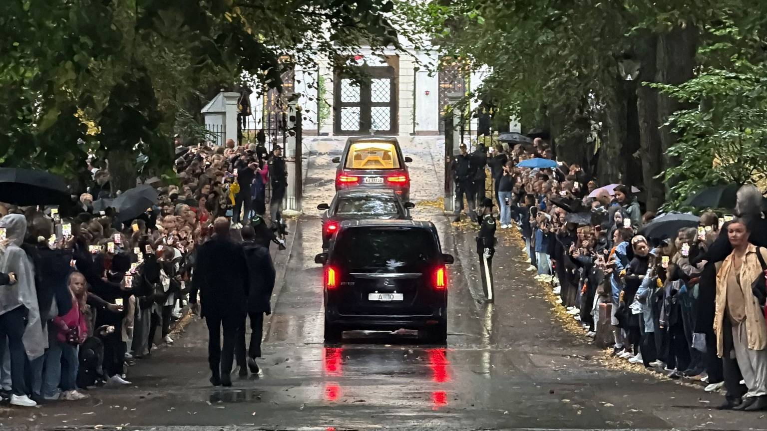 Der Sarg mit Norwegens König Harald V. wird in einem Trauerzug von der Kapelle des Nationalkrankenhauses durch Oslo zum Königspalast gefahren.